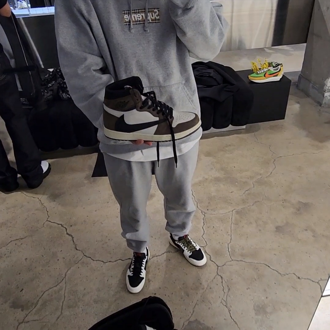 Jordan 1 x Travis Scott Retro High OG SP Mocha 착용 스타일 - 1