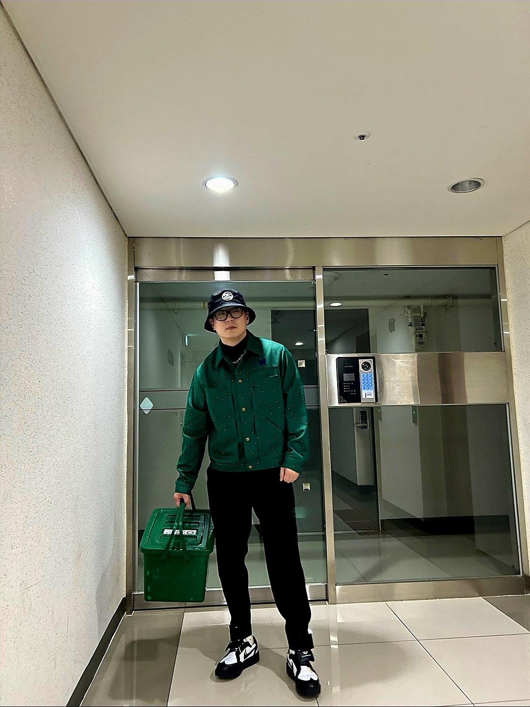 Nike x Peaceminusone Kwondo1 Black and White, Stussy SS Link Deep Bucket Hat Black 착용 스타일 - 1