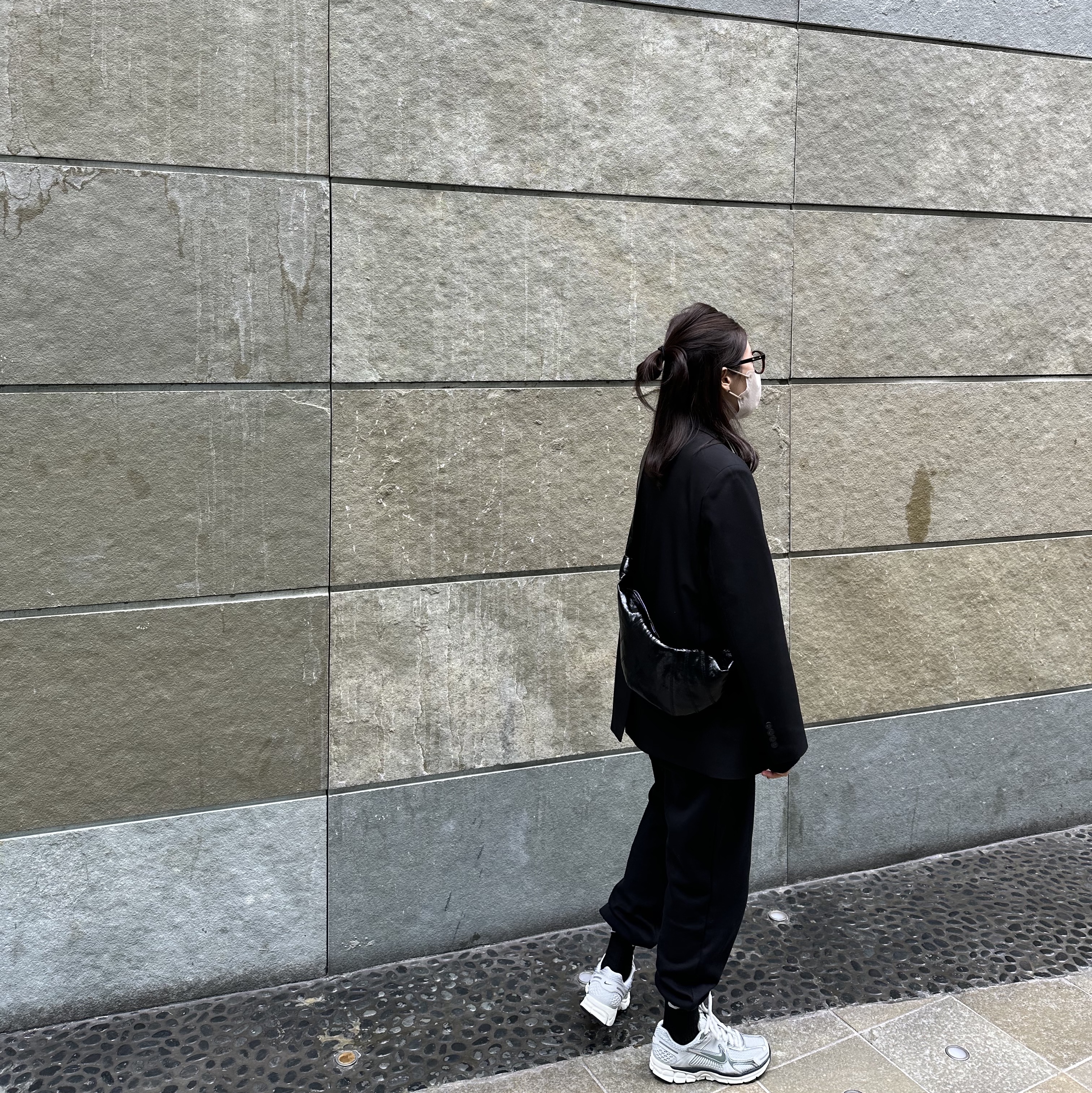(W) Nike Zoom Vomero 5 Photon Dust and Metallic Silver, Lemaire Small Croissant Bag Coated Cotton Black 착용 스타일 - 3