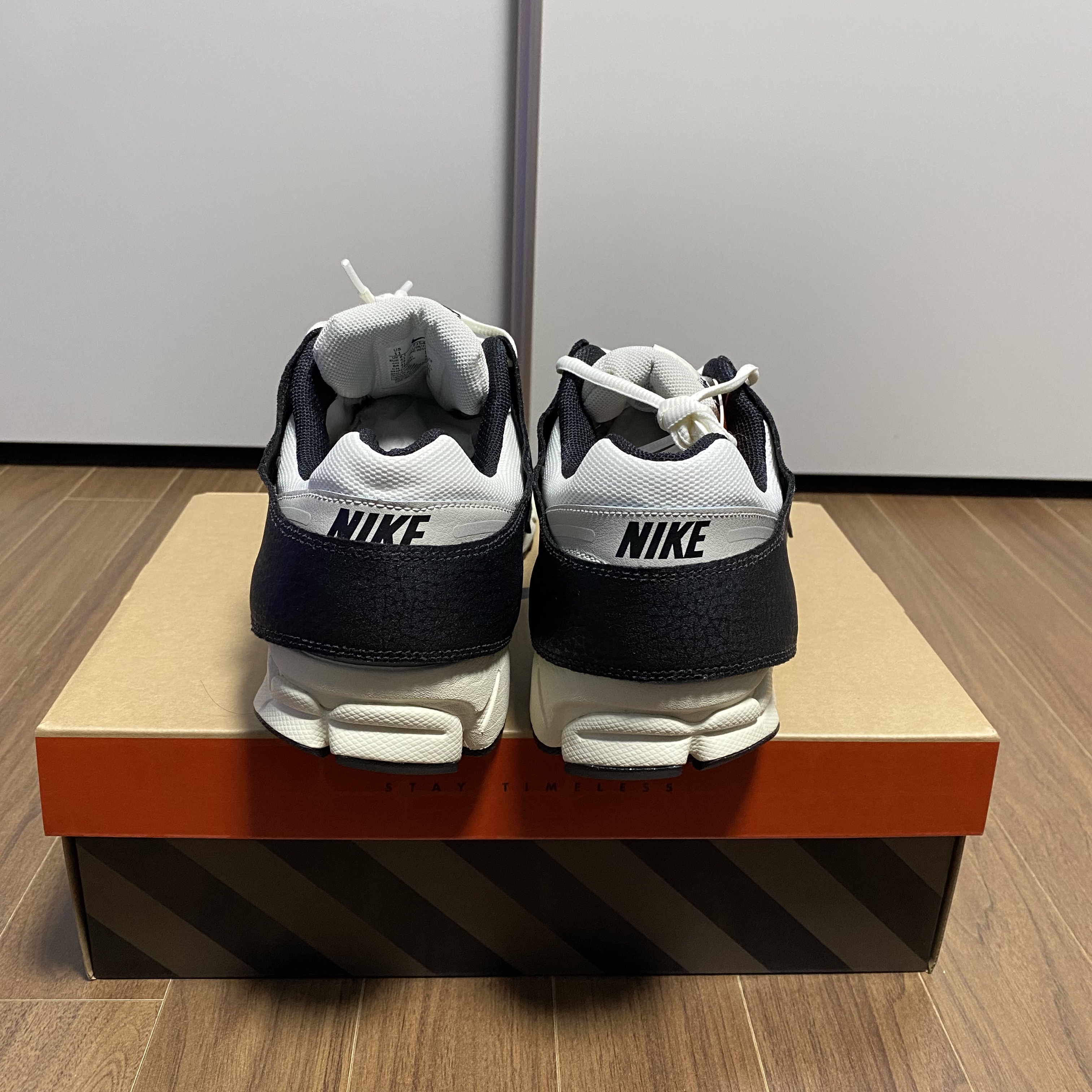 (W) Nike Zoom Vomero 5 Wolf Grey and Black 착용 스타일
