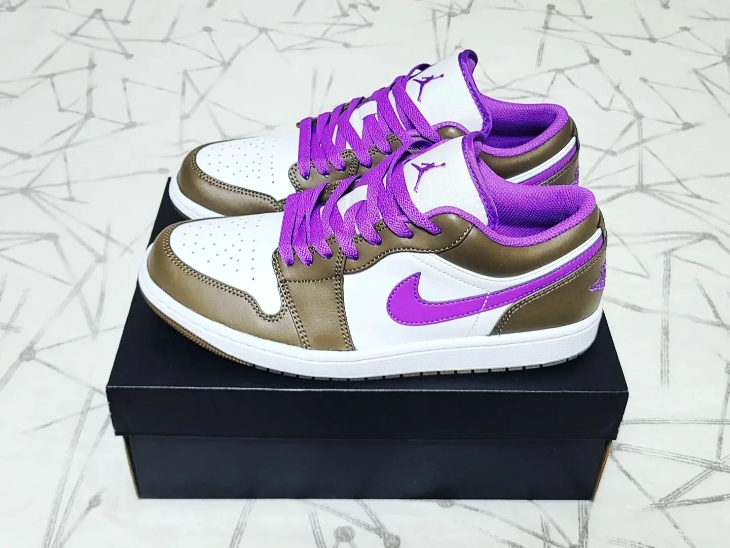Jordan 1 Low Palomino Wild Berry 착용 스타일 - 2