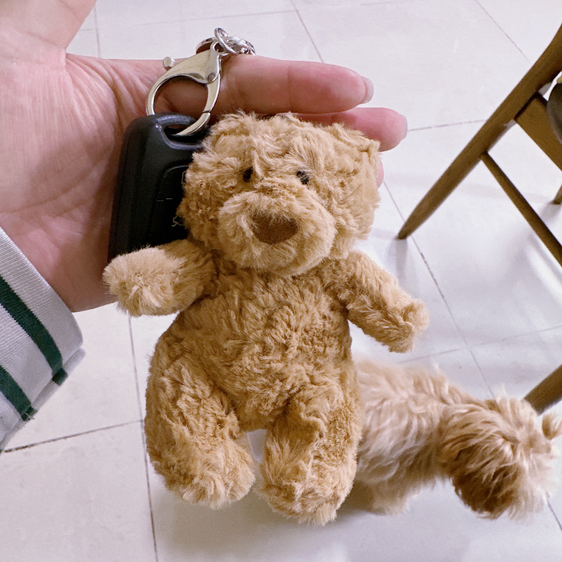 Jellycat Bartholomew Bear Bag Charm Brown 착용 스타일 - 1