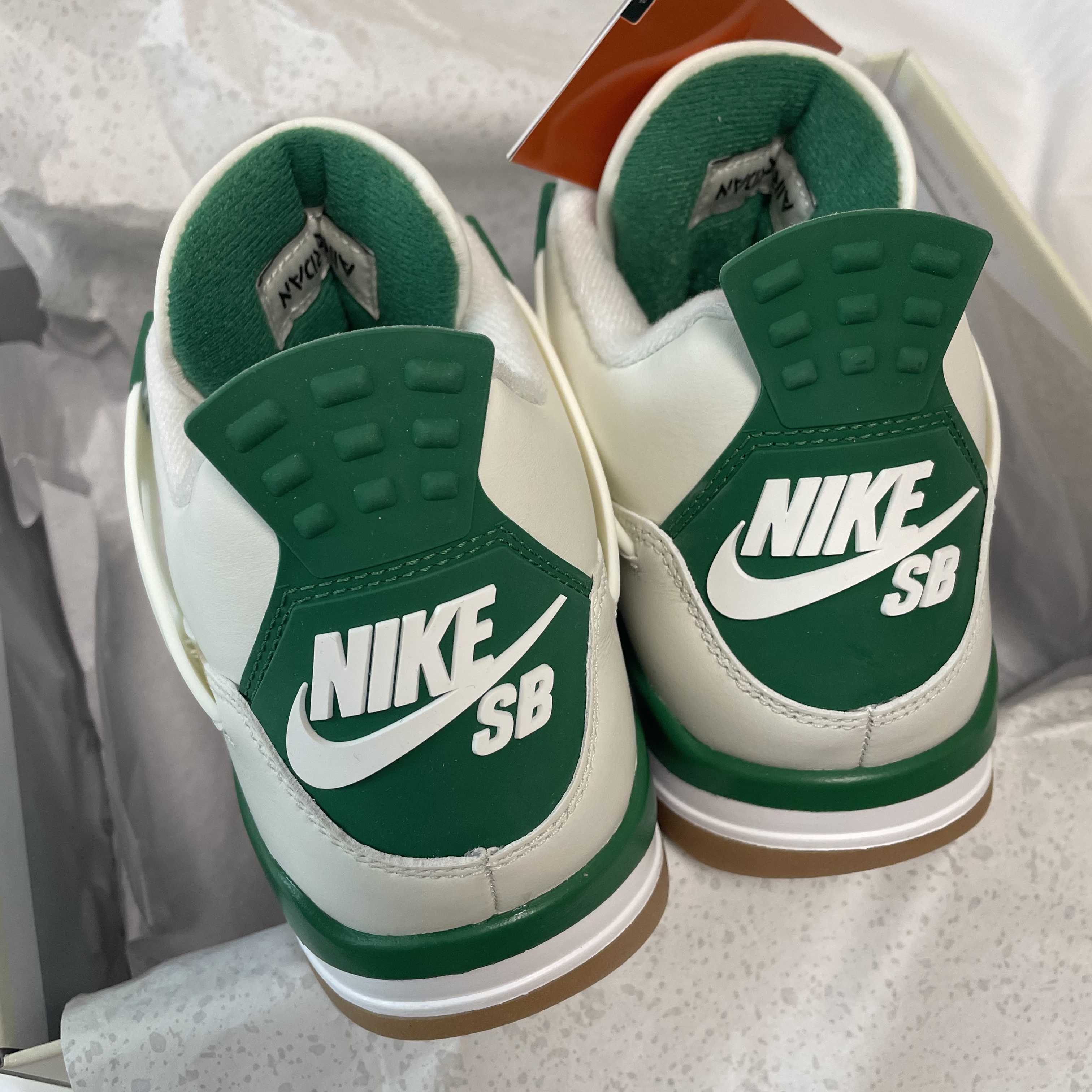 Jordan 4 x Nike SB Retro SP Pine Green 착용 스타일