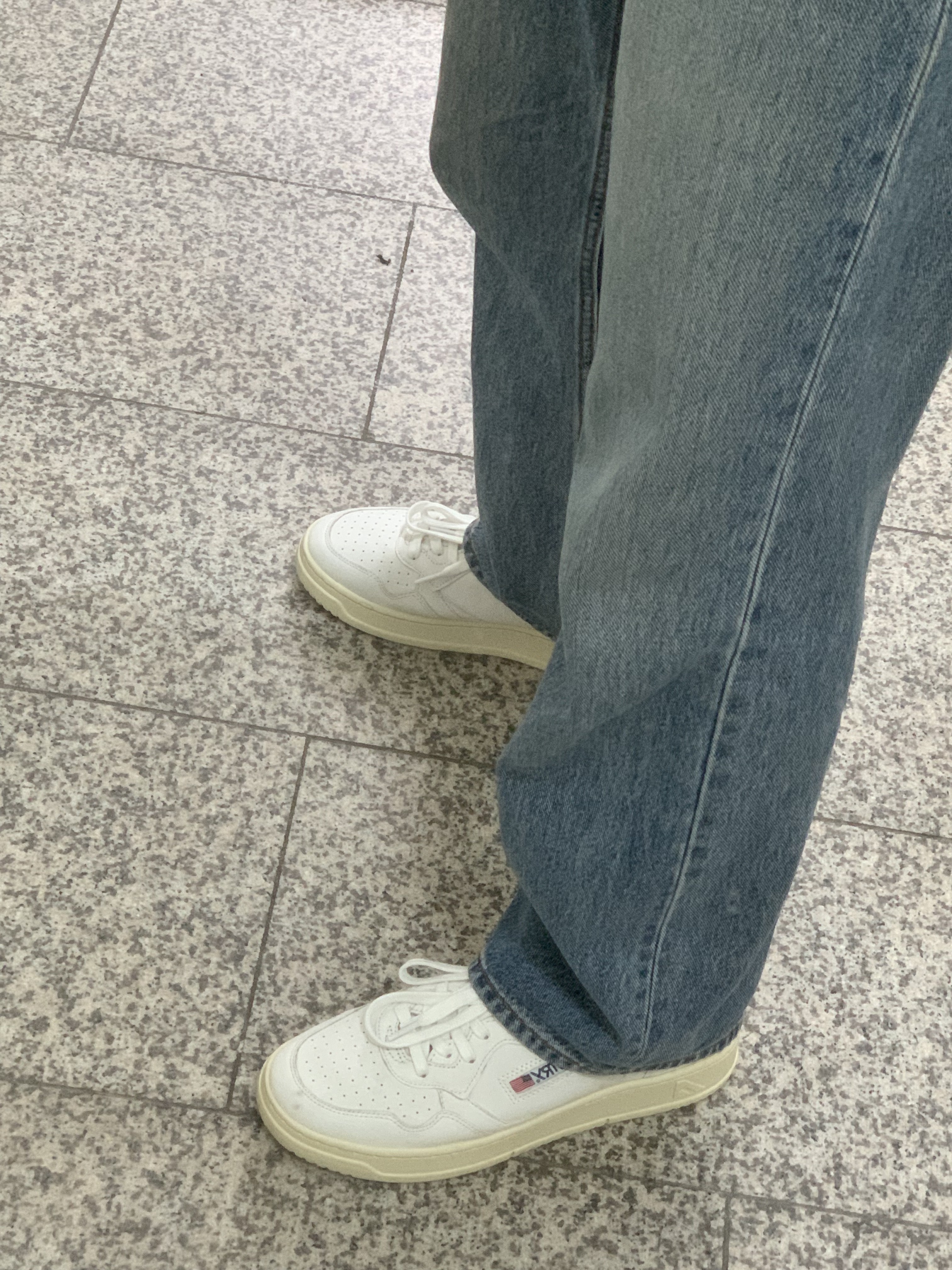 Autry Medalist Low Goatskin Sneakers White 착용 스타일