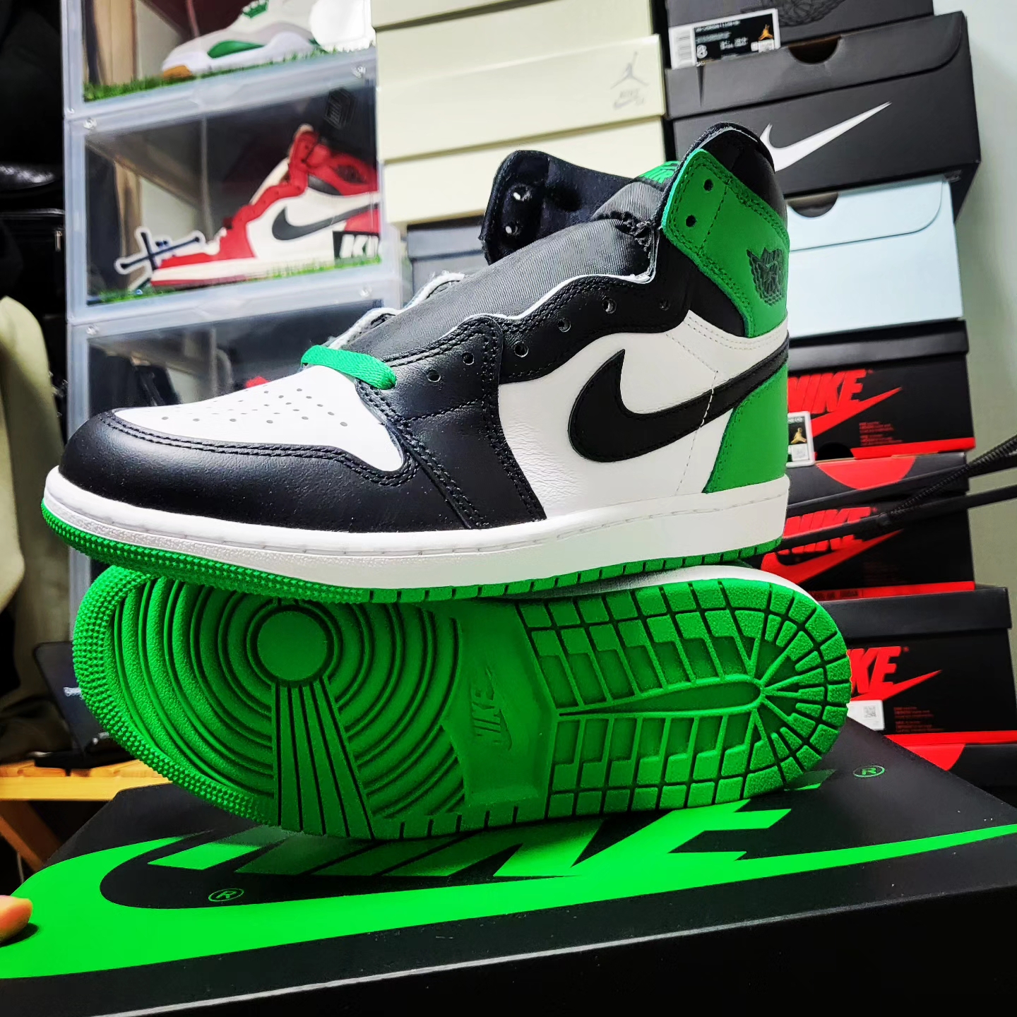 Jordan 1 Retro High OG Black and Lucky Green 착용 스타일 - 2