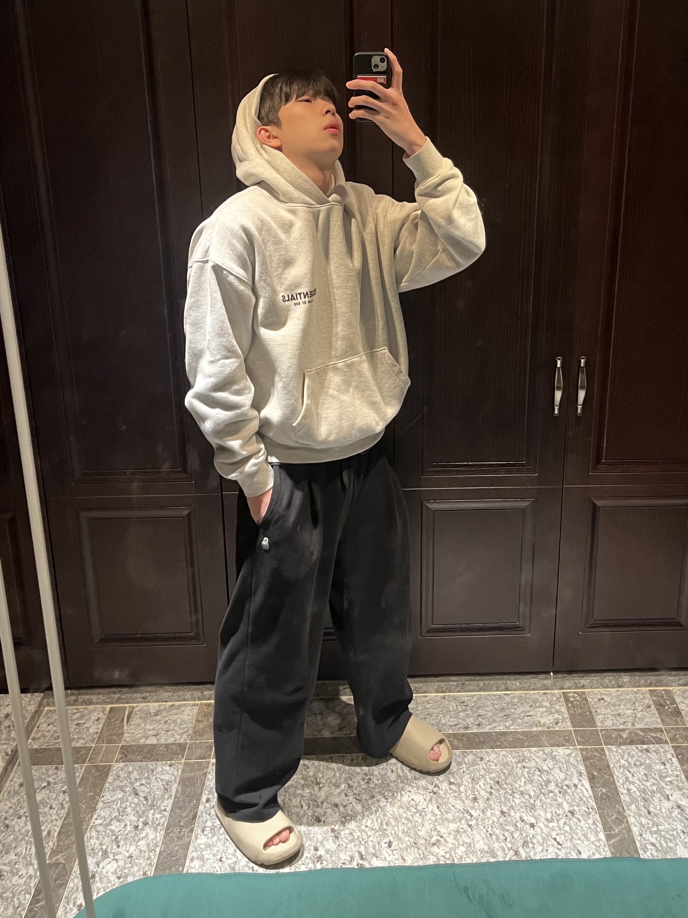 Essentials The Core Collection Hoodie Light Oatmeal, Adidas Yeezy Slide Bone 2022/2023 착용 스타일