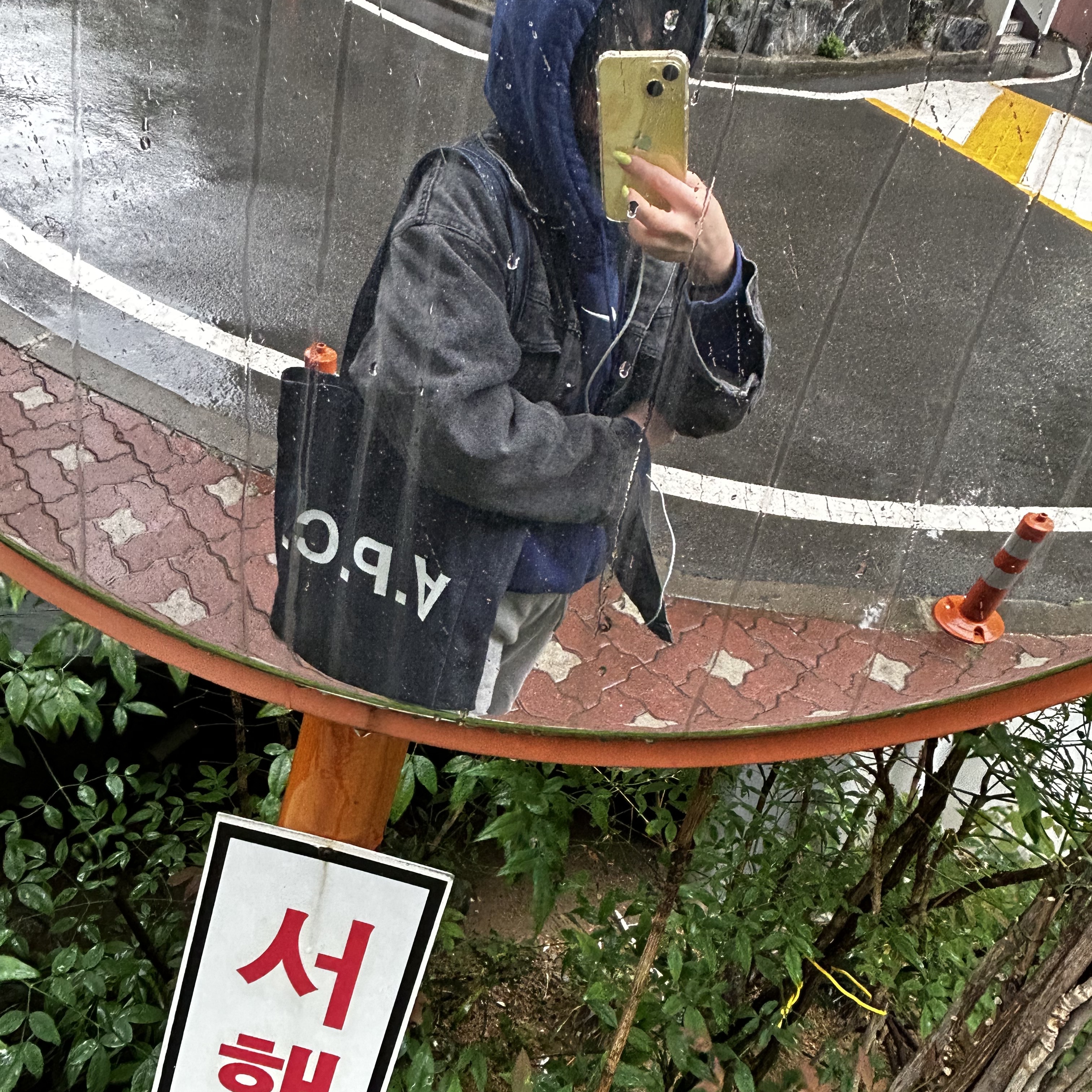 A.P.C. Laure Tote Bag Blue, Nike x Drake Nocta Cardinal Stock Essential Hoodie Navy - Asia 착용 스타일