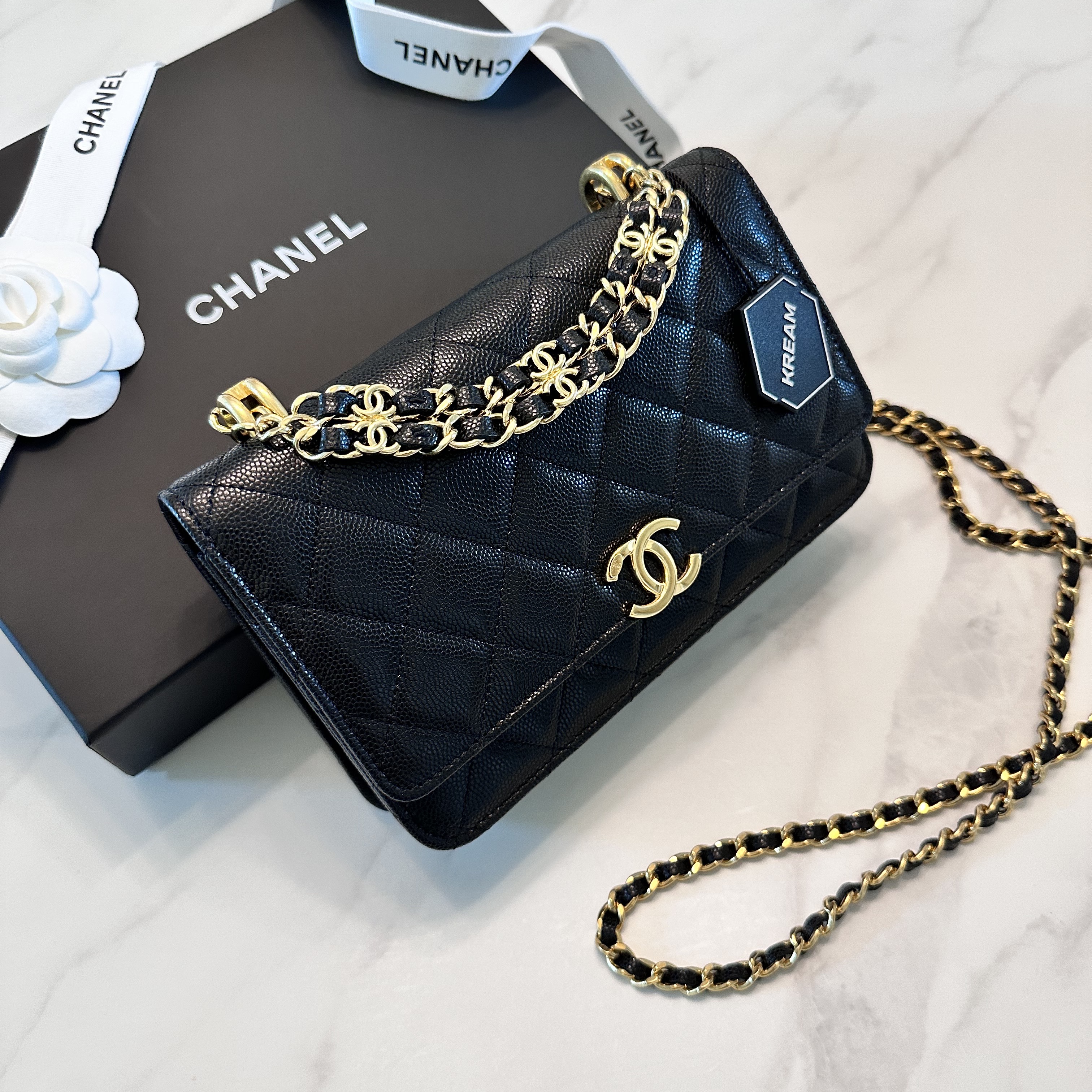 Chanel Wallet On Chain Grained Calfskin & Gold Black 착용 스타일