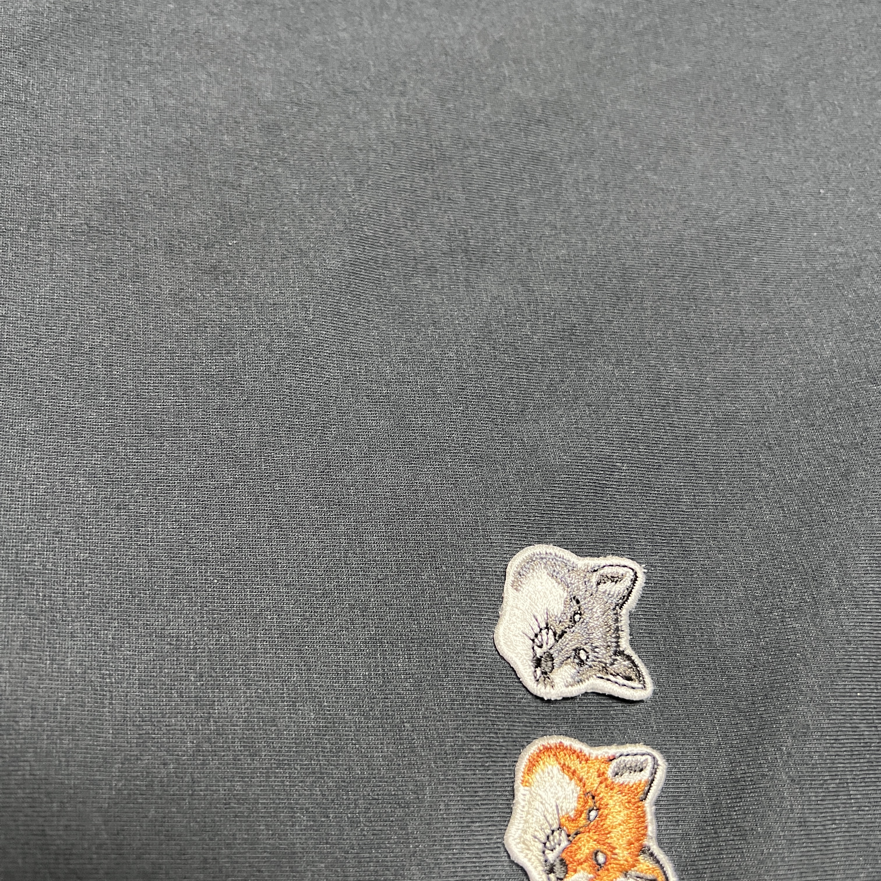 Maison Kitsune Double Fox Head Patch Classic T-Shirt Anthracite 착용 스타일