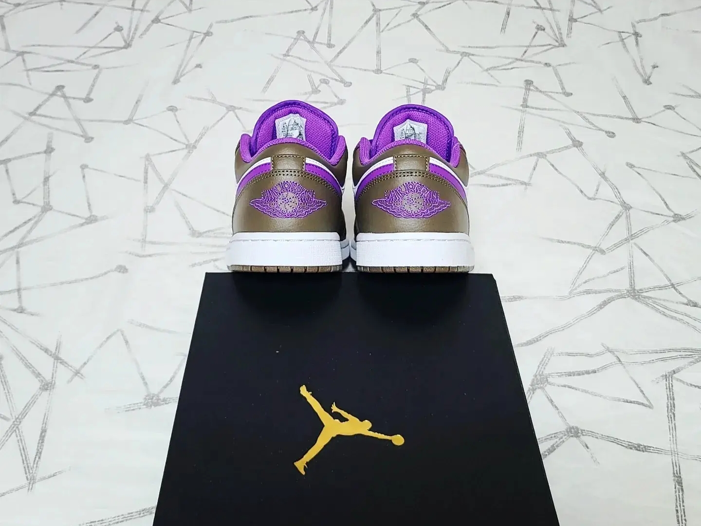 Jordan 1 Low Palomino Wild Berry 착용 스타일 - 5