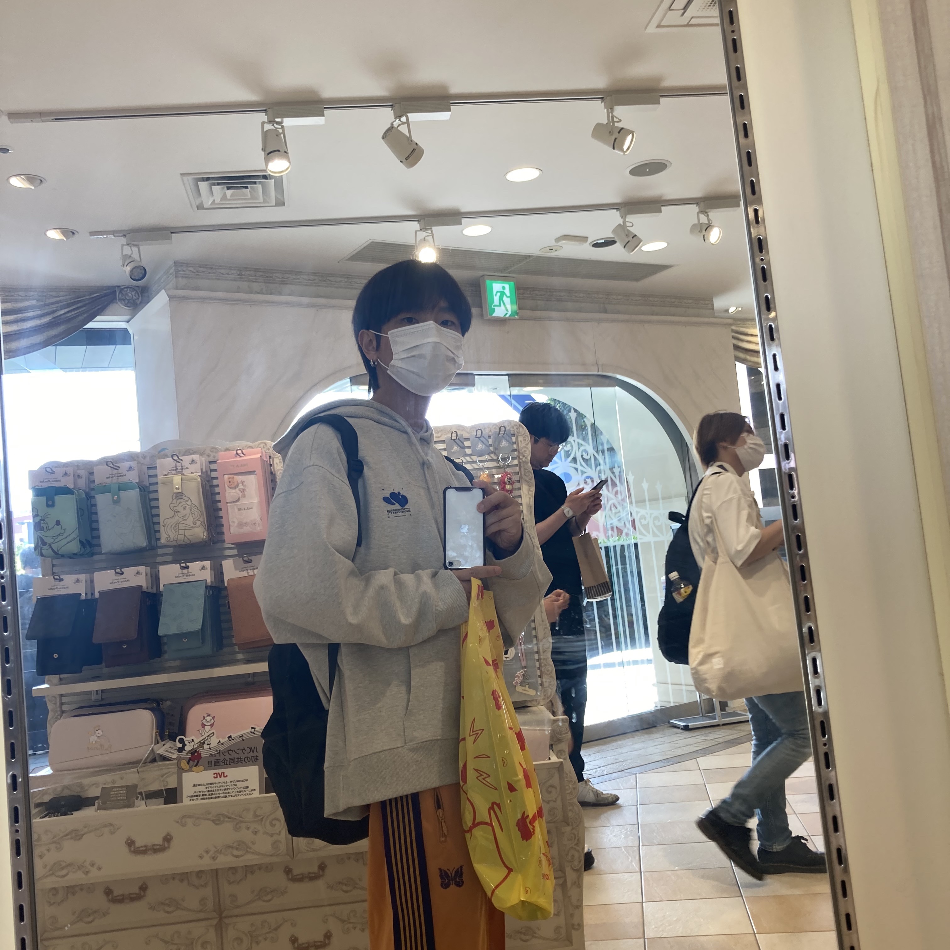 니들스 스트레이트 트랙 팬츠 폴리 스무스 옐로우 골드, 자라 x 아더에러 자수 후드 스웨트셔츠 그레이 착용 스타일 - 1
