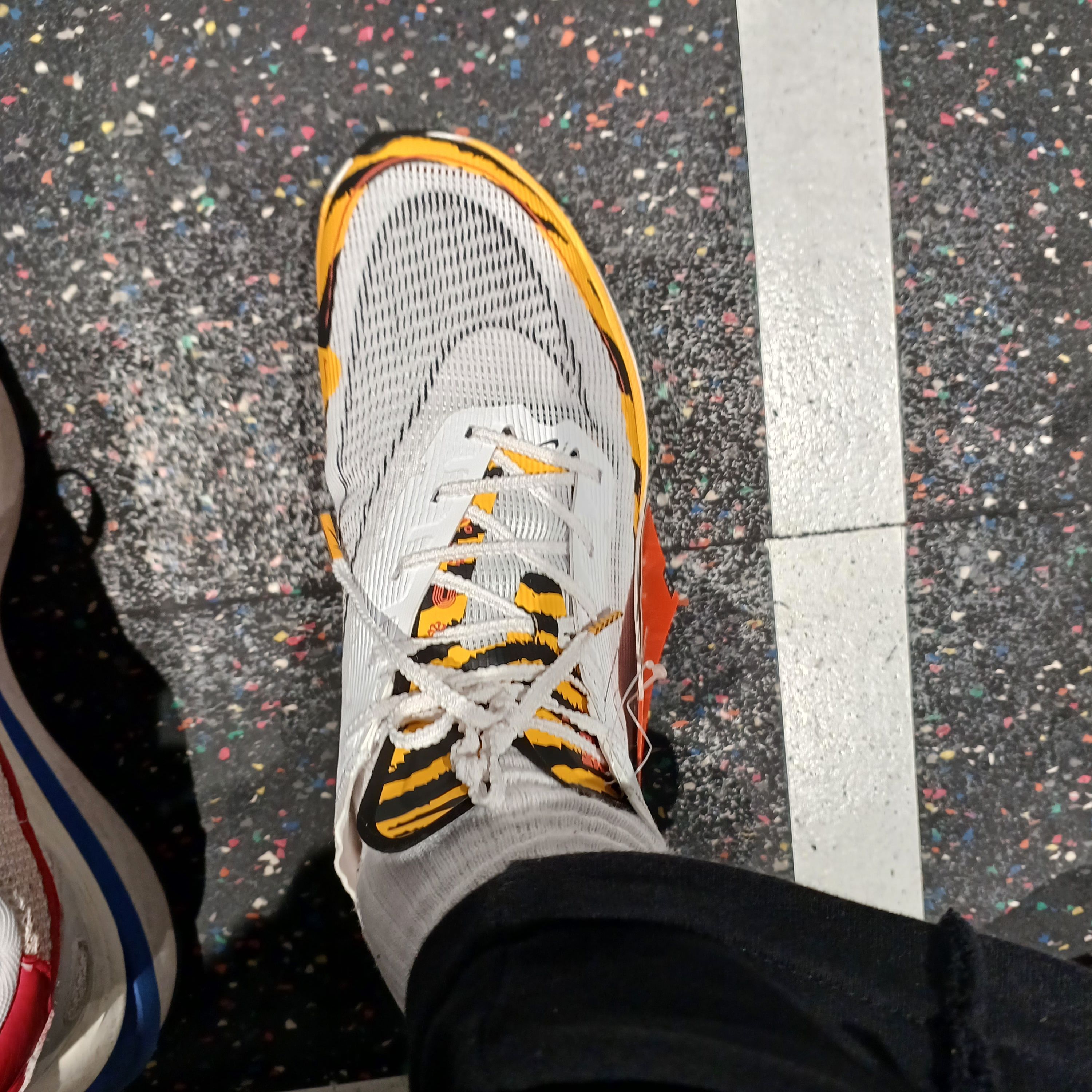 Nike ZoomX Vaporfly Next% 2 BRS White University Gold 착용 스타일