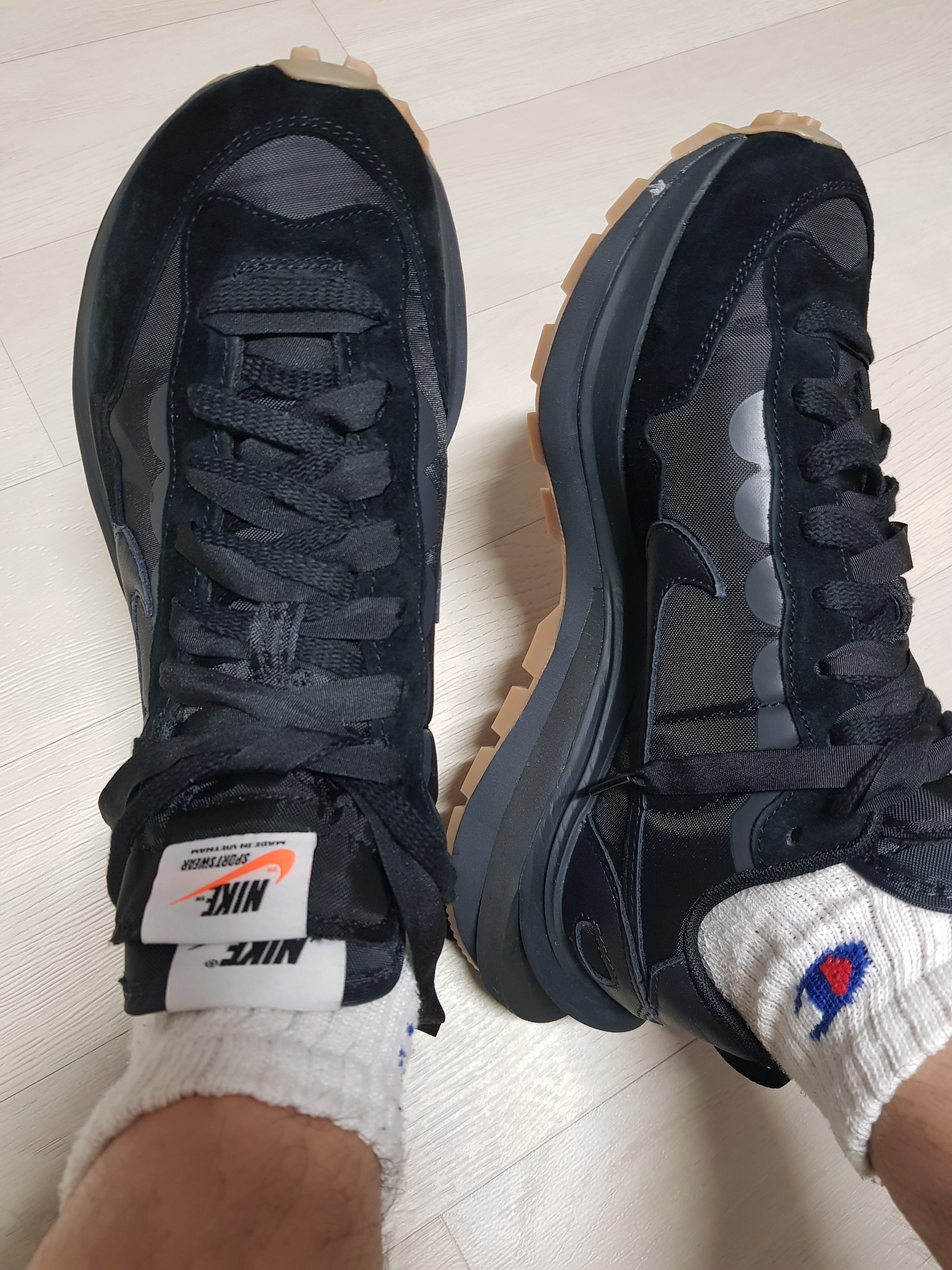 Nike x Sacai VaporWaffle Black and Gum 착용 스타일