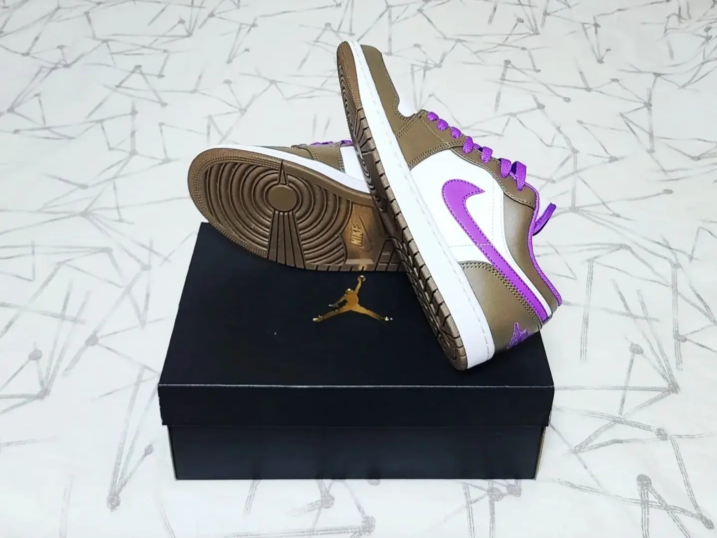 Jordan 1 Low Palomino Wild Berry 착용 스타일 - 4