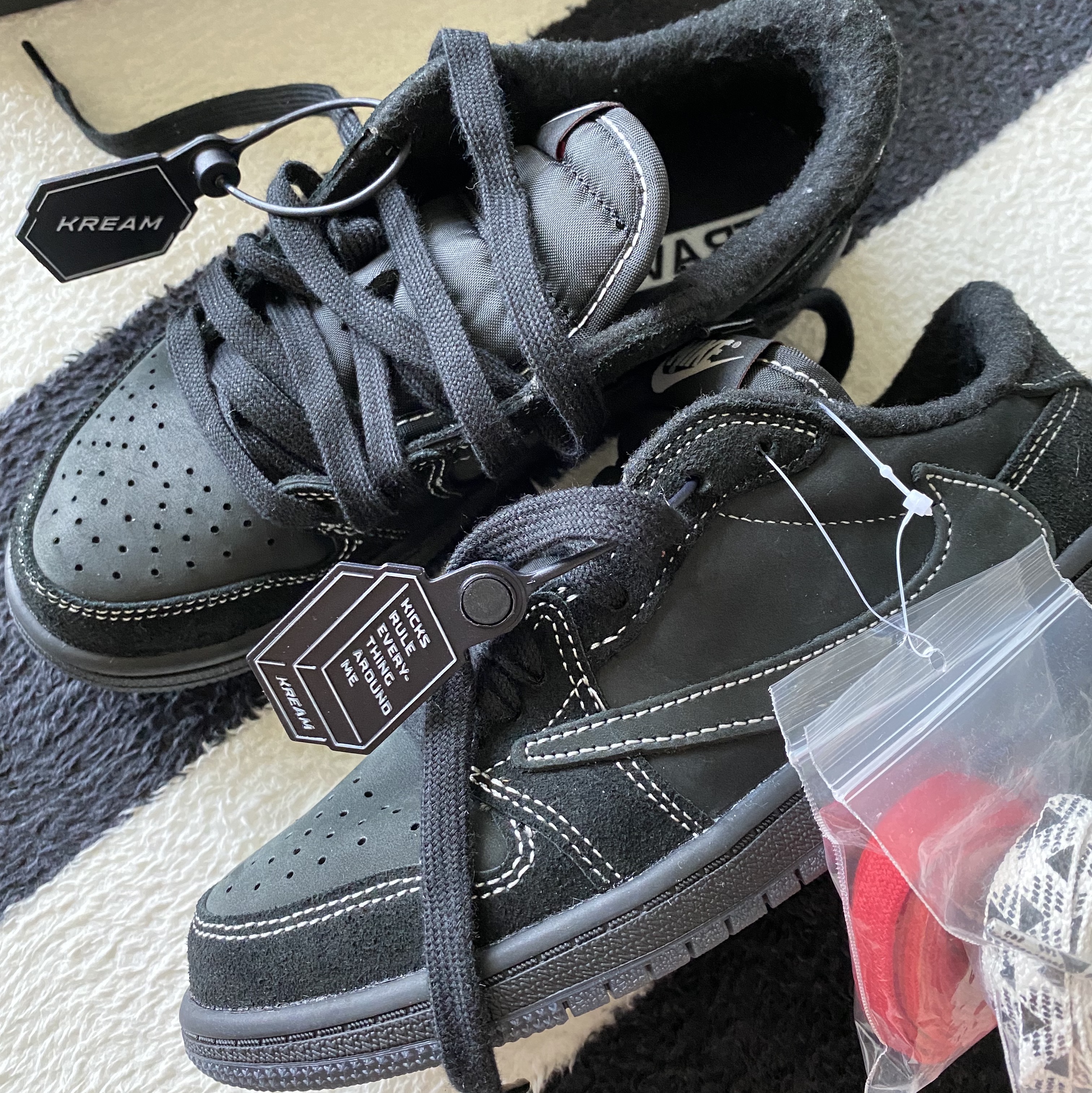 Jordan 1 x Travis Scott Retro Low OG SP Black Phantom 착용 스타일