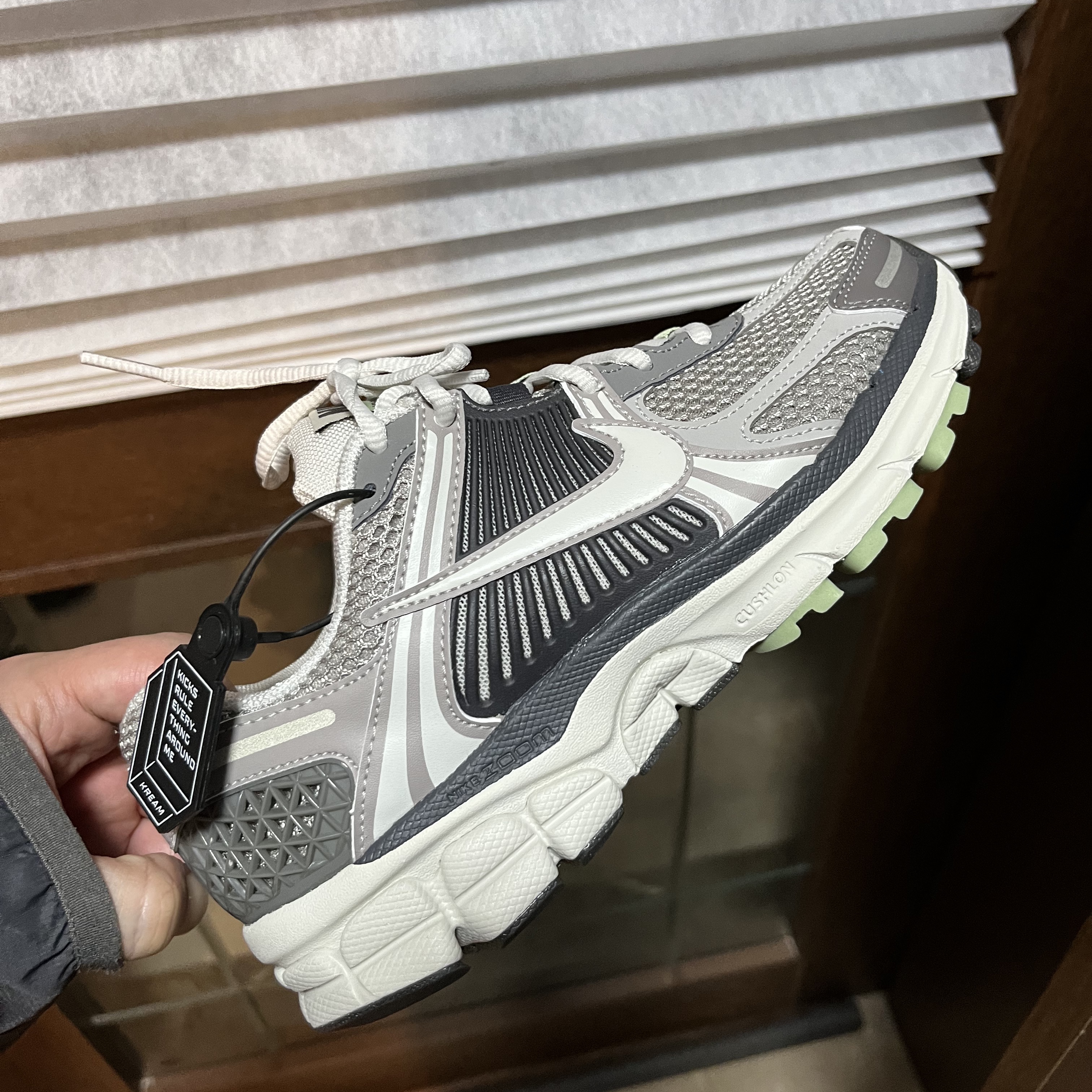 (W) Nike Zoom Vomero 5 Cobblestone and Flat Pewter 착용 스타일 - 2