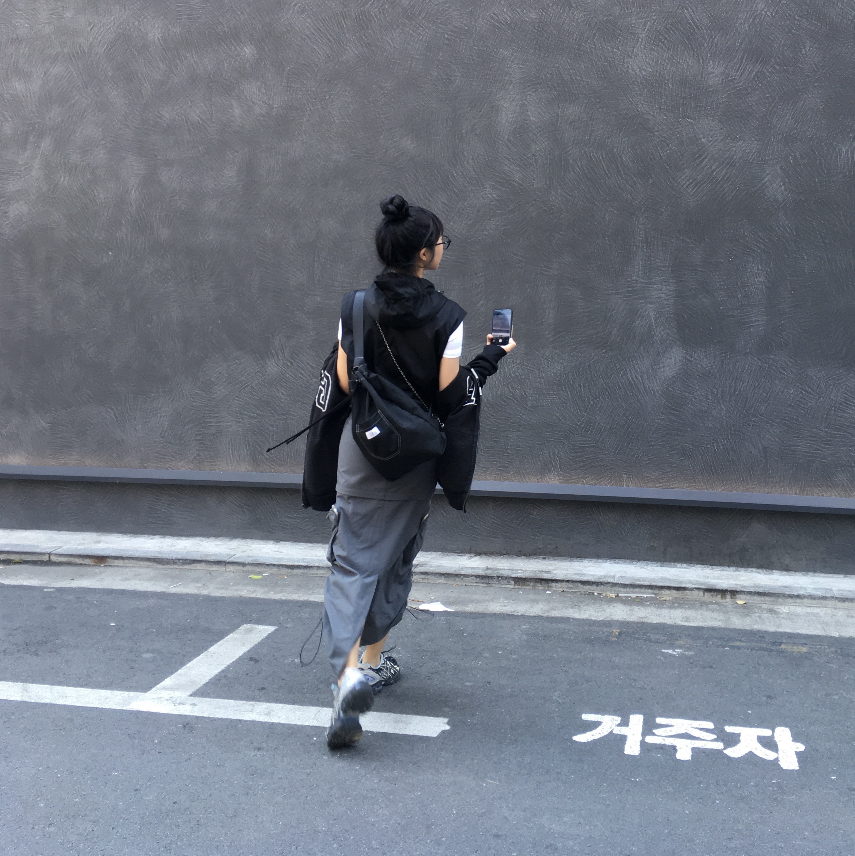 Asics UB5-S Gel-Nimbus 9 Black Gunmetal 착용 스타일 - 1