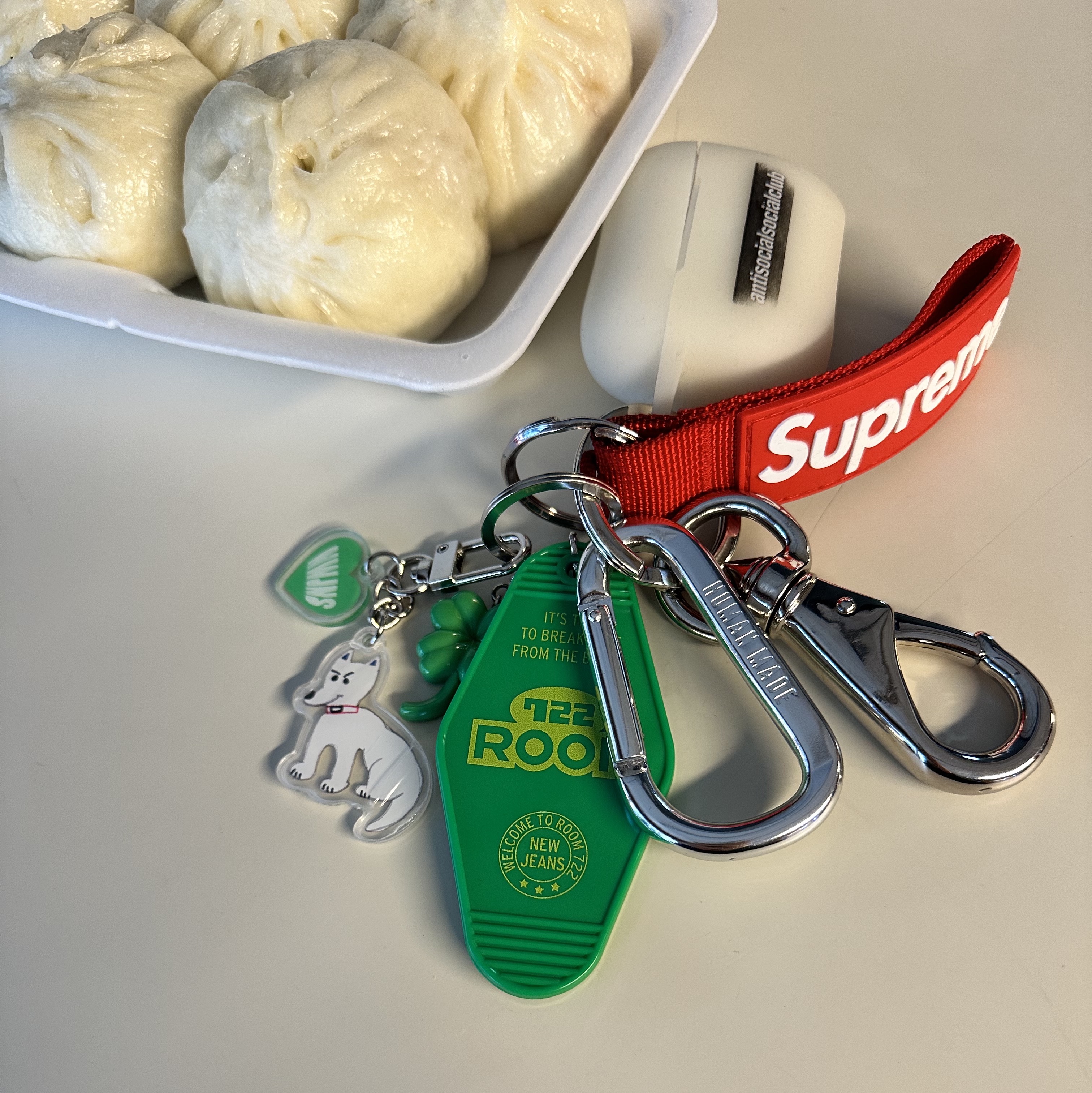 Jordan 1 Retro High OG Defiant SB LA to Chicago, Supreme Webbing Keychain Red - 20FW 착용 스타일 - 4