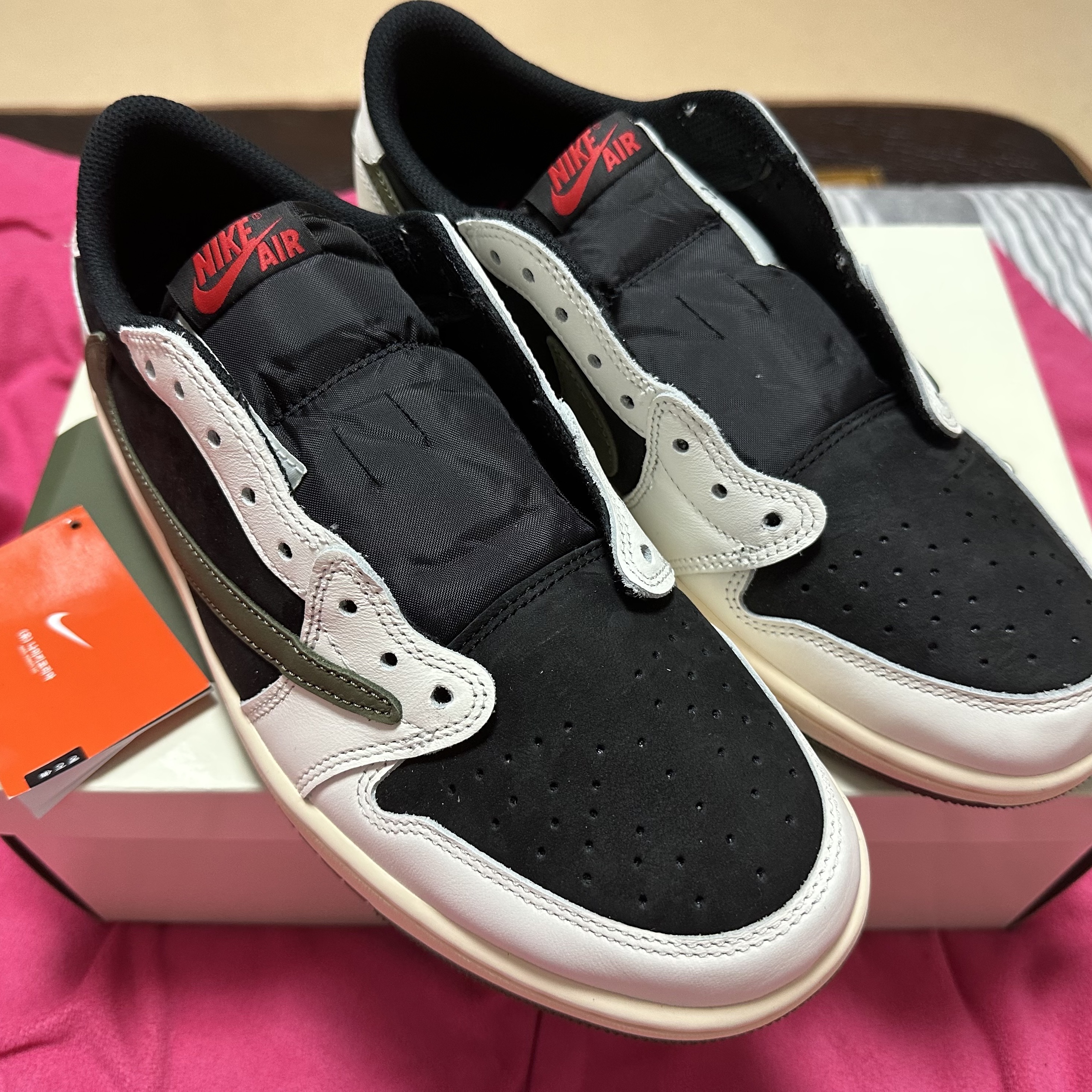 (W) Jordan 1 x Travis Scott Retro Low OG SP Medium Olive 착용 스타일 - 2