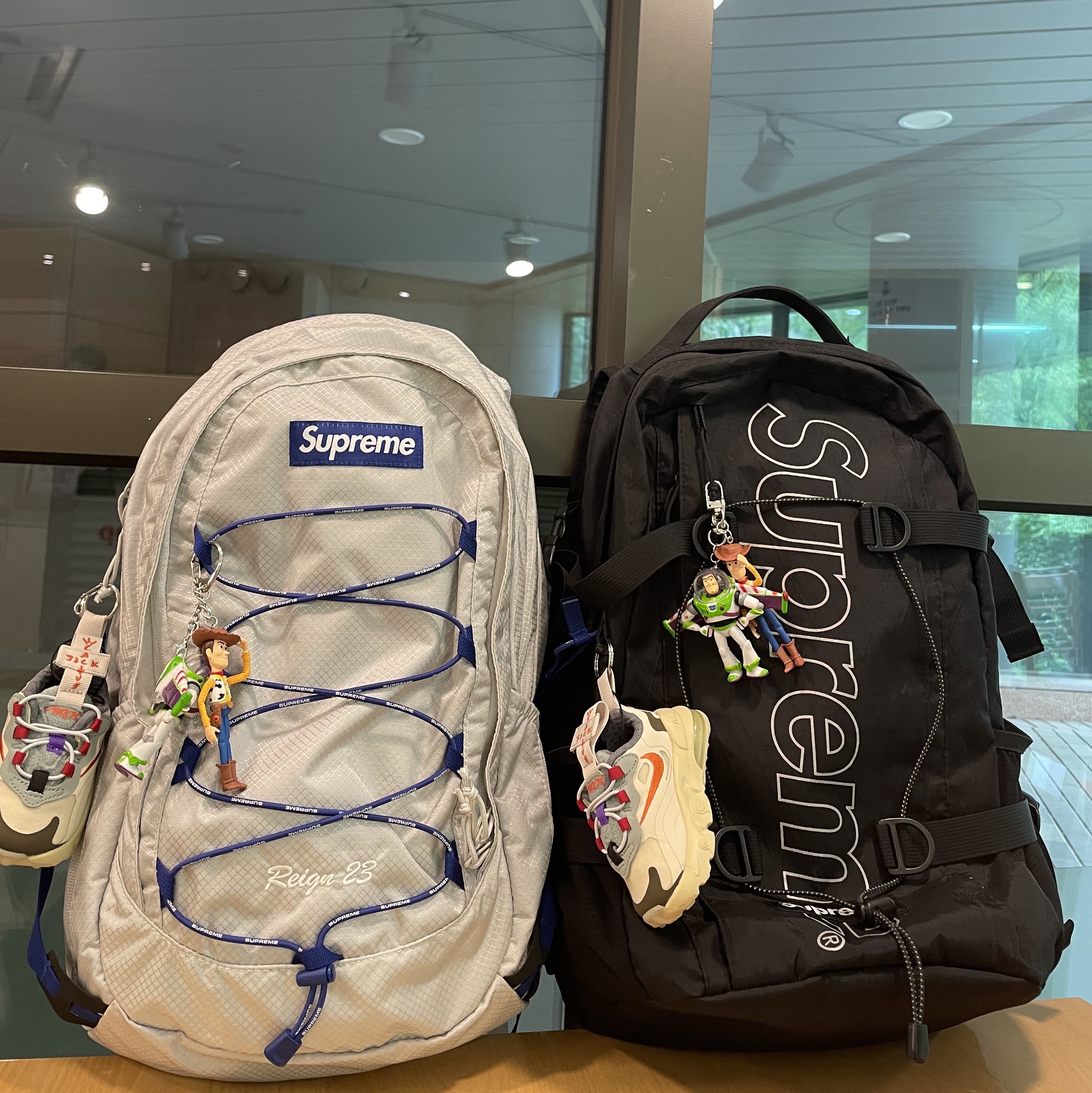 Supreme Backpack Silver - 22SS, Supreme Backpack Black - 18FW 착용 스타일