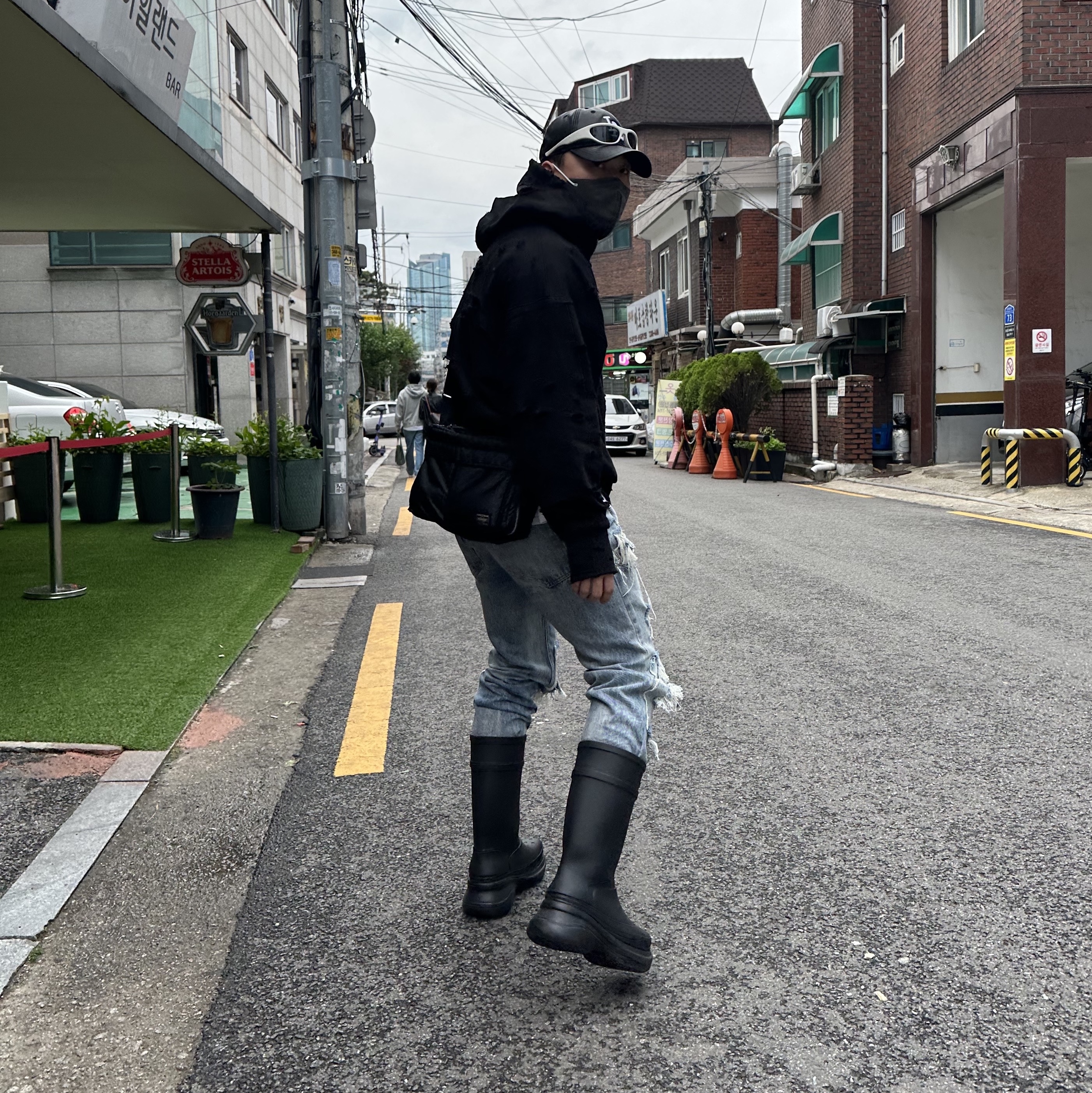Gentle Monster x Maison Margiela MM003 White Black, Balenciaga x Crocs Rubber Boot Black 착용 스타일 - 1