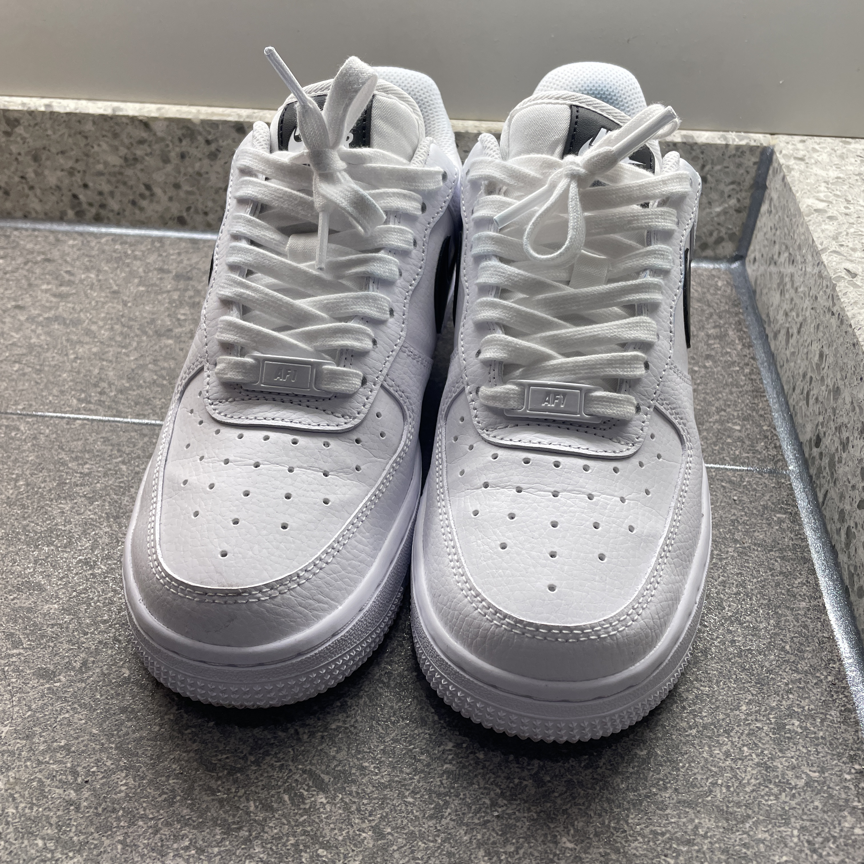 (W) Nike Air Force 1 '07 White Black 착용 스타일 - 2