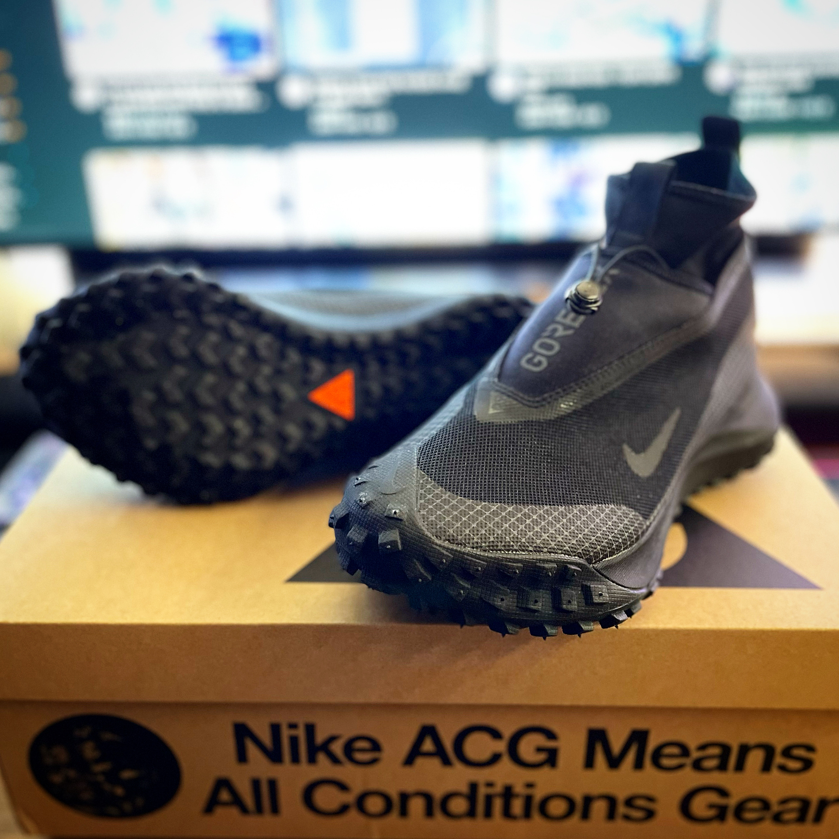 Nike ACG Mountain Fly Gore-Tex Black and Dark Grey 착용 스타일