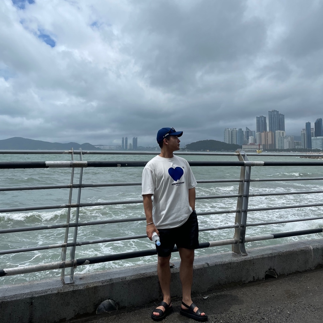 Ader Error Twin Heart Logo T-Shirt White, Nike x Drake Nocta Cardinal Stock Essential Cap Navy 착용 스타일
