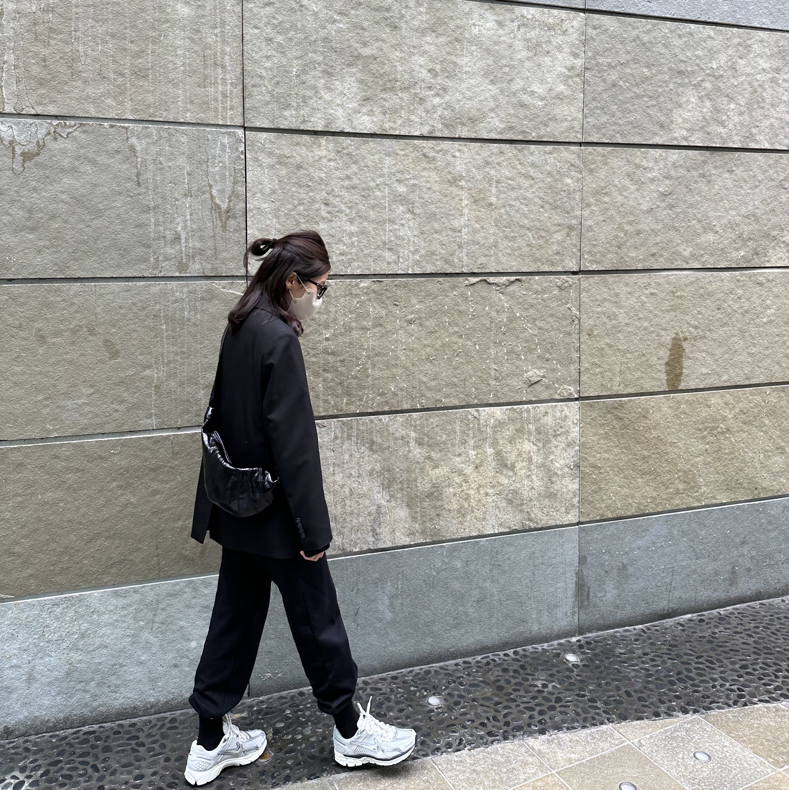 (W) Nike Zoom Vomero 5 Photon Dust and Metallic Silver, Lemaire Small Croissant Bag Coated Cotton Black 착용 스타일 - 1