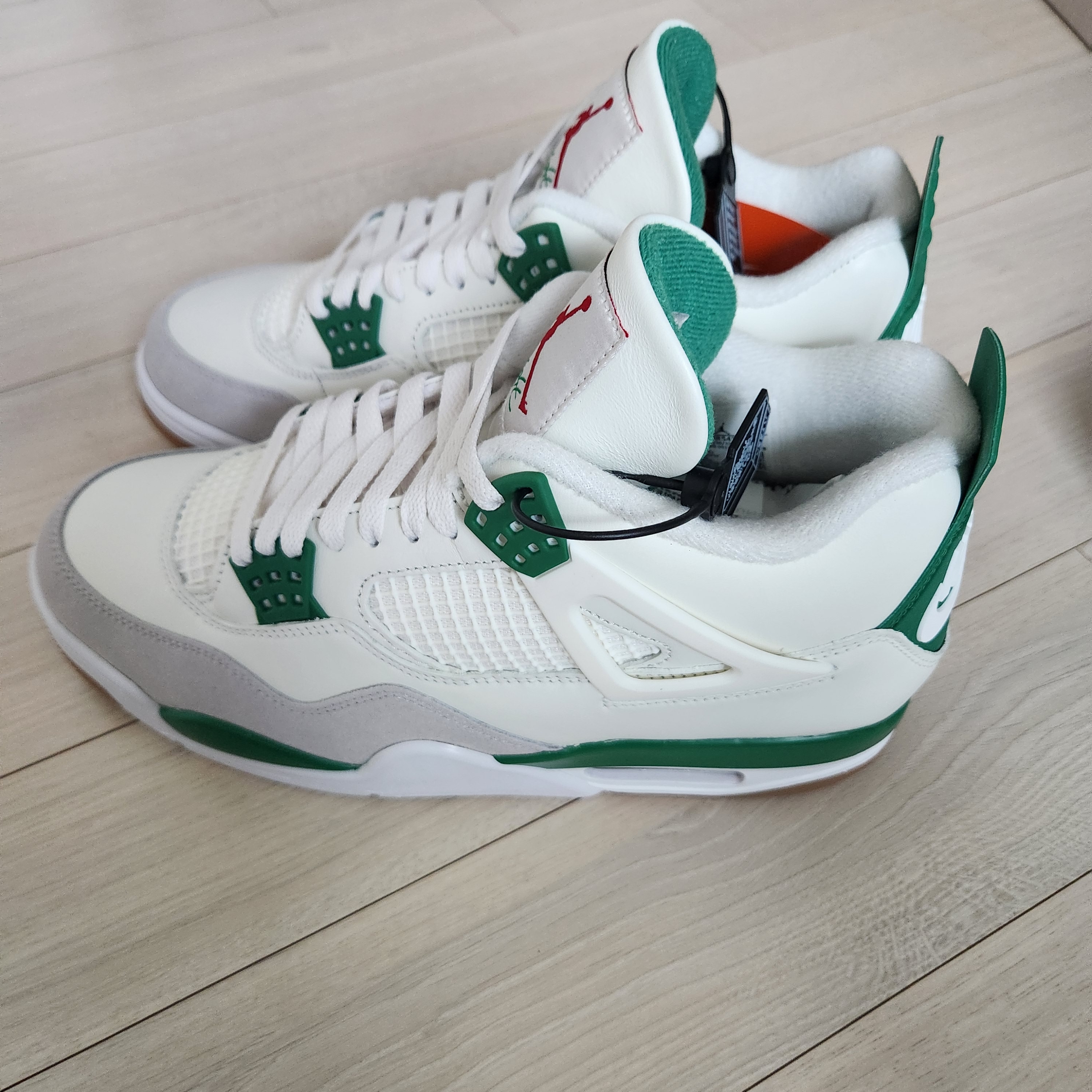 Jordan 4 x Nike SB Retro SP Pine Green 착용 스타일 - 1