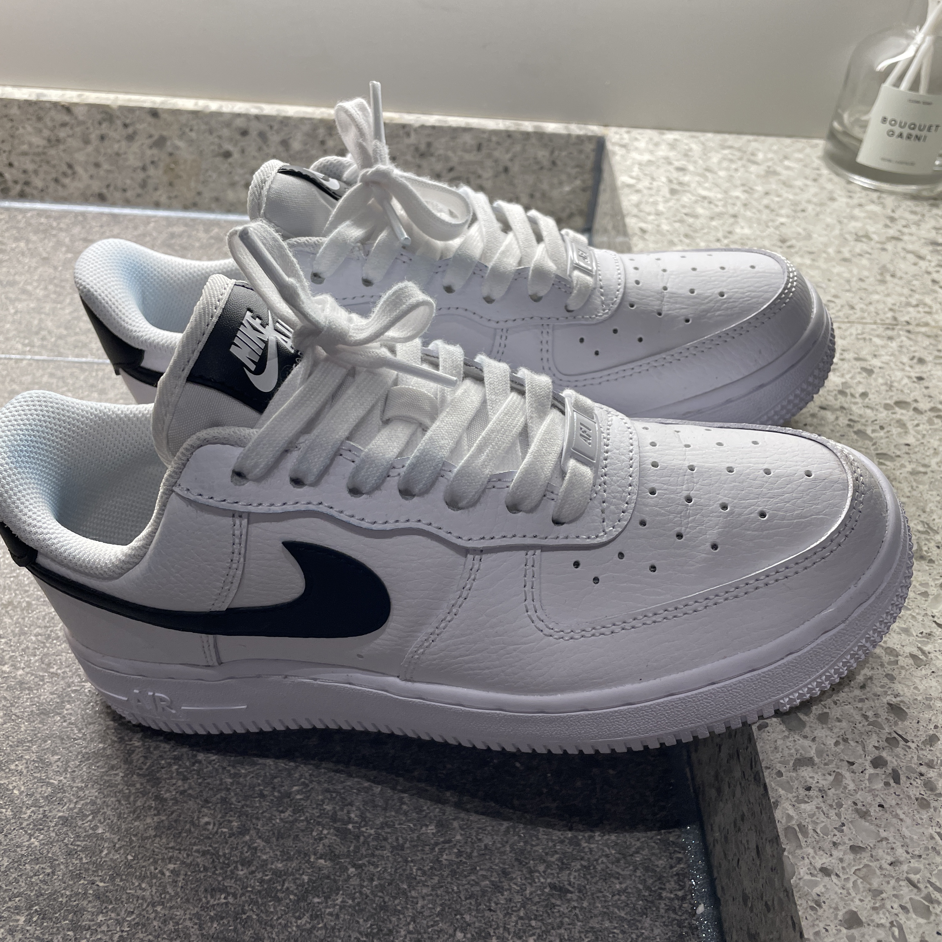 (W) Nike Air Force 1 '07 White Black 착용 스타일 - 1