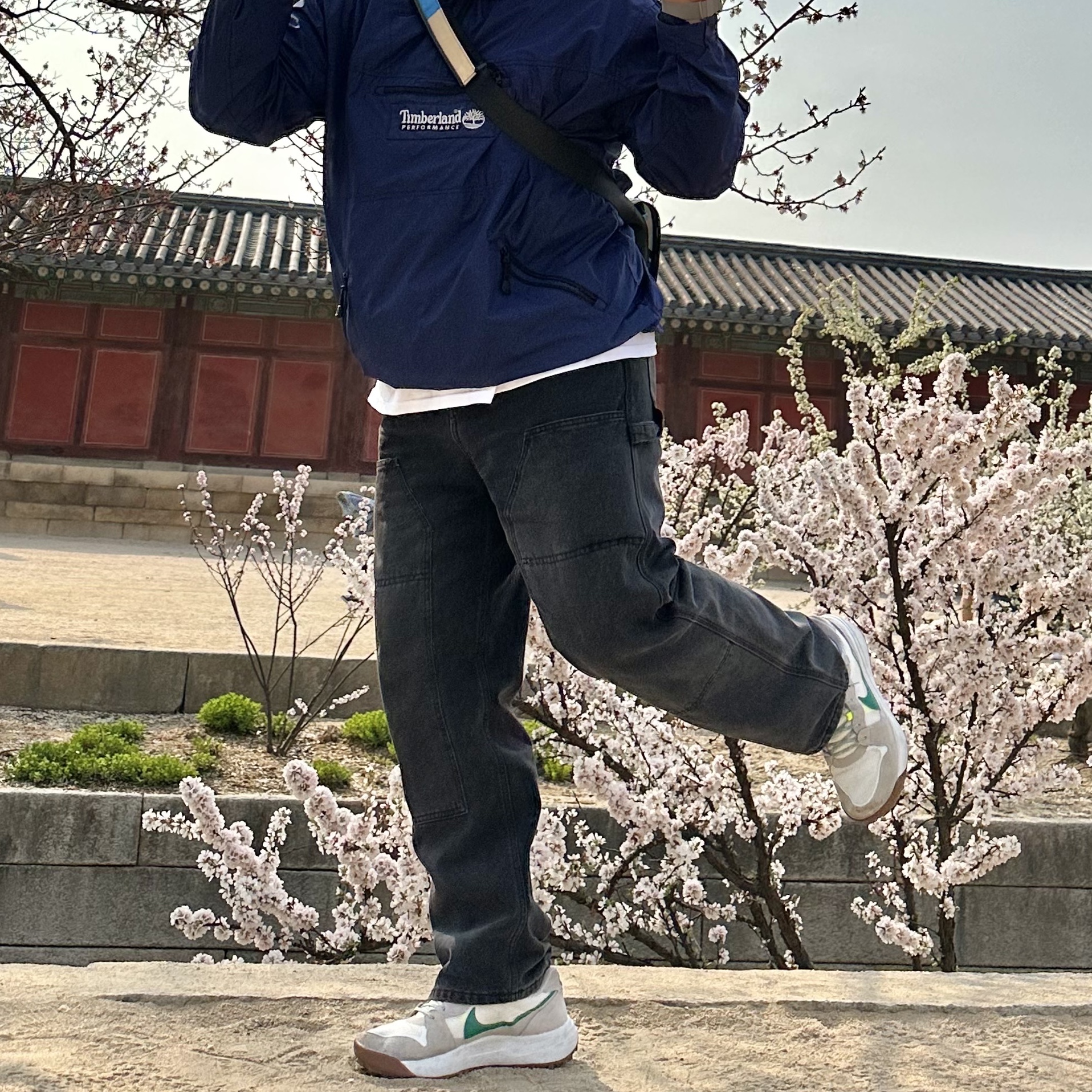 Nike ACG Lowcate Light Iron Ore 착용 스타일 - 1
