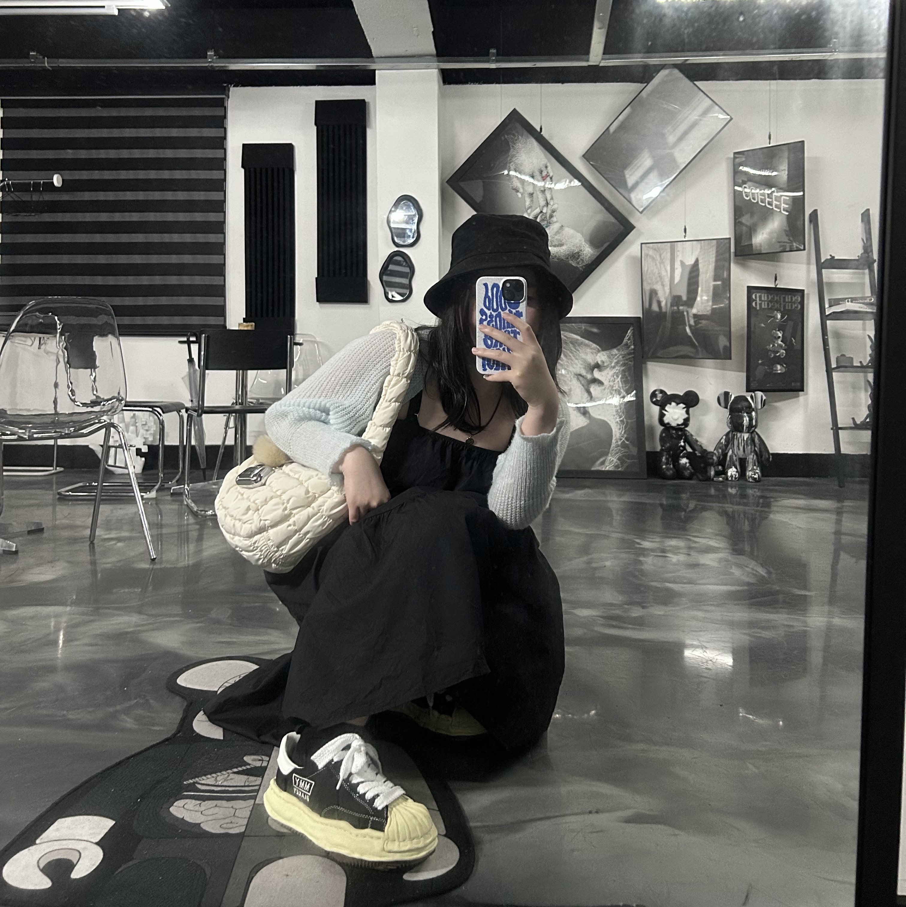 메종 미하라 야스히로 블레이키 VL OG 솔 캔버스 로우탑 스니커즈 블랙, 코스 퀼티드 미니백 크림 착용 스타일 - 1