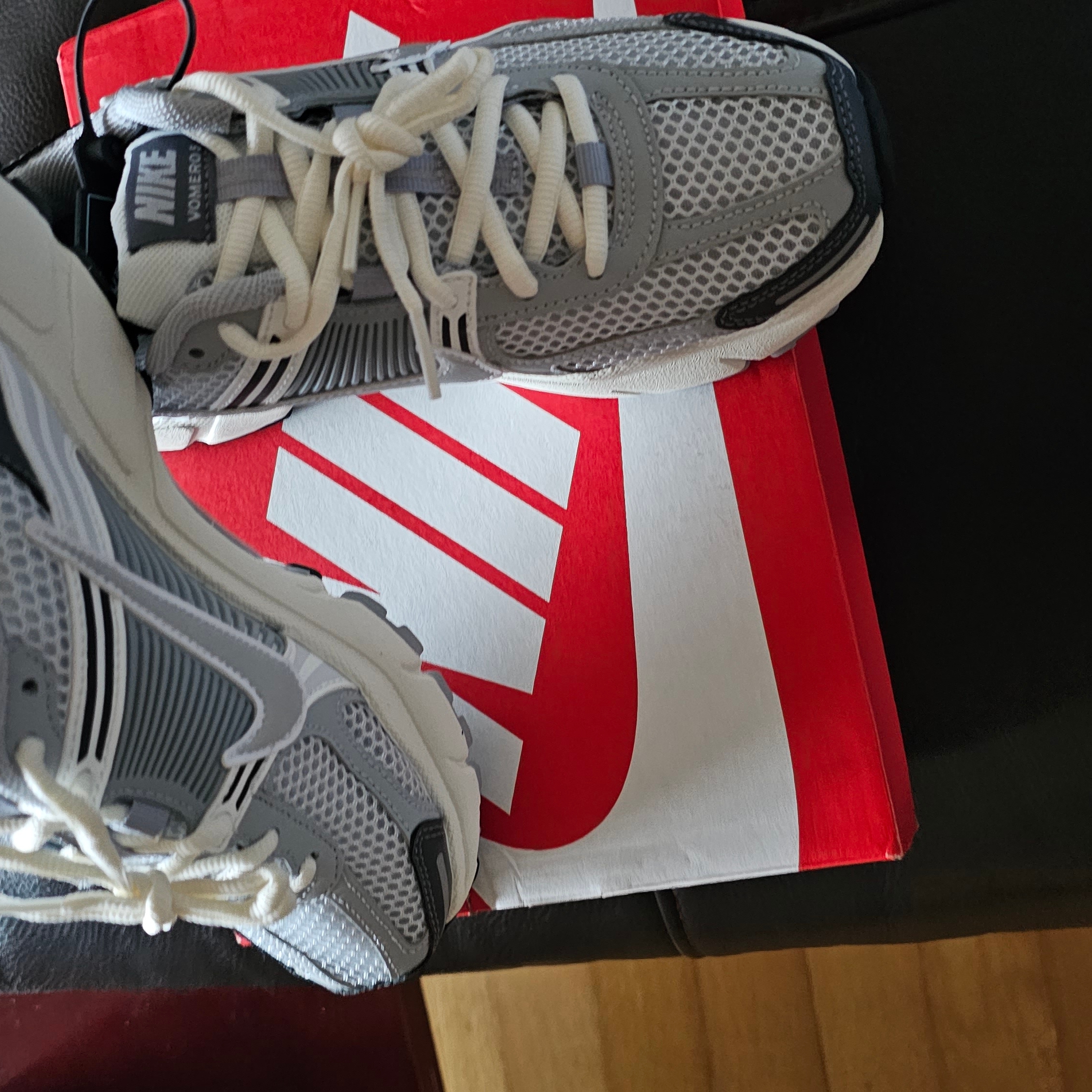 (W) Nike Zoom Vomero 5 Pure Platinum Metallic Silver 착용 스타일