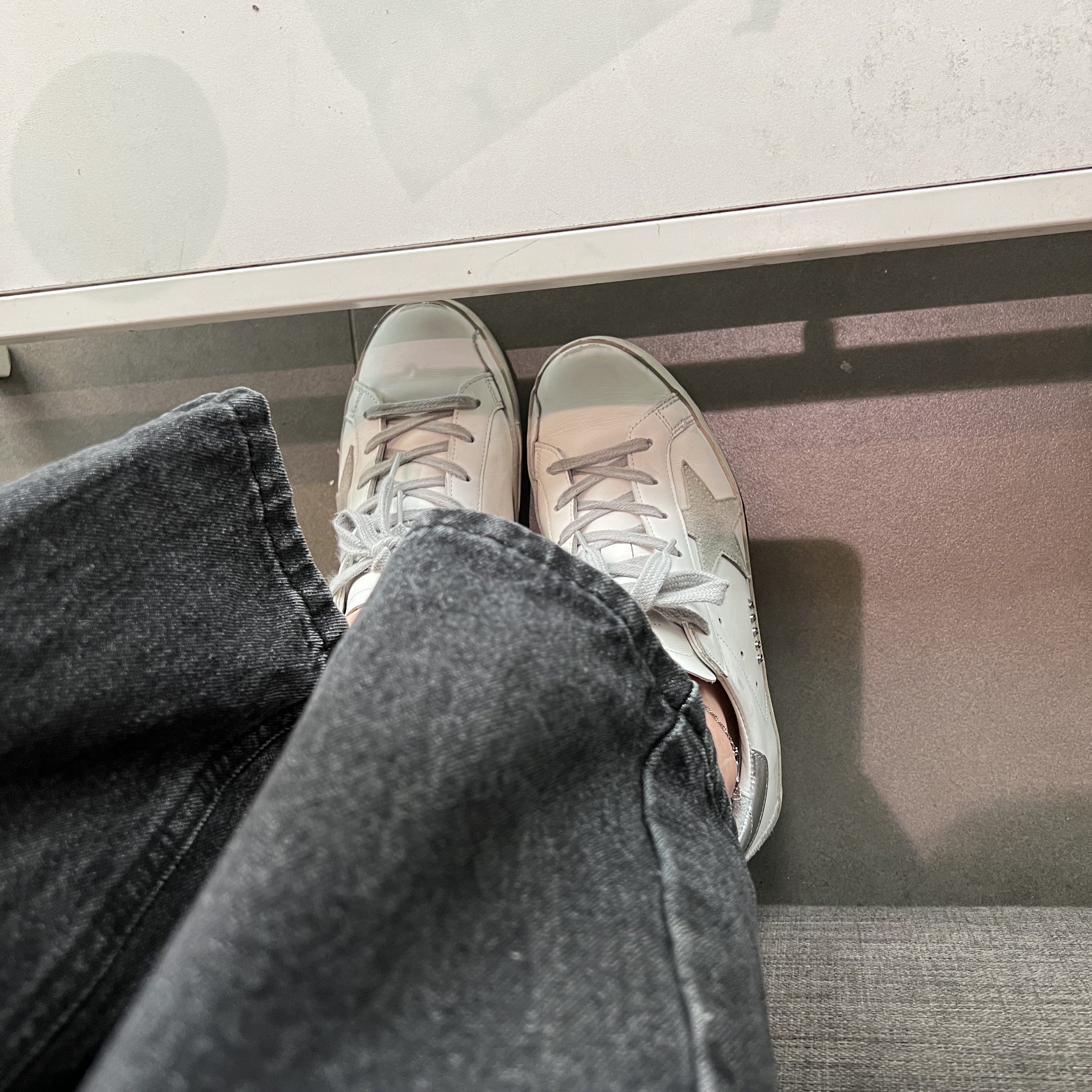 (W) Golden Goose Superstar White Silver Heel Tab Sneakers 착용 스타일 - 1
