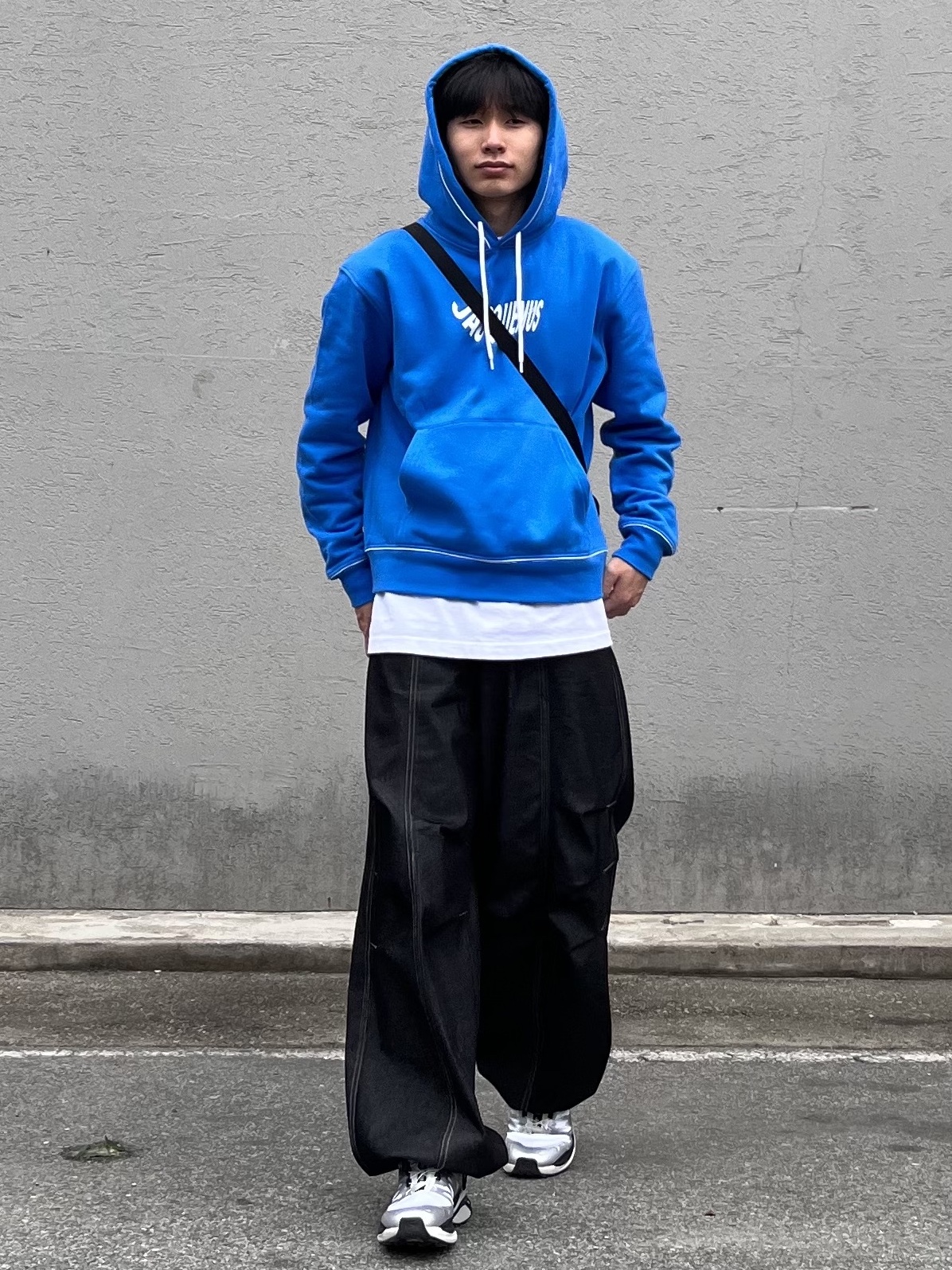 Jacquemus Le Sweatshirt Vague Wave Logo Hoodie Wave Blue, Arc'teryx Mantis 2 Waistpack Black 착용 스타일 - 3