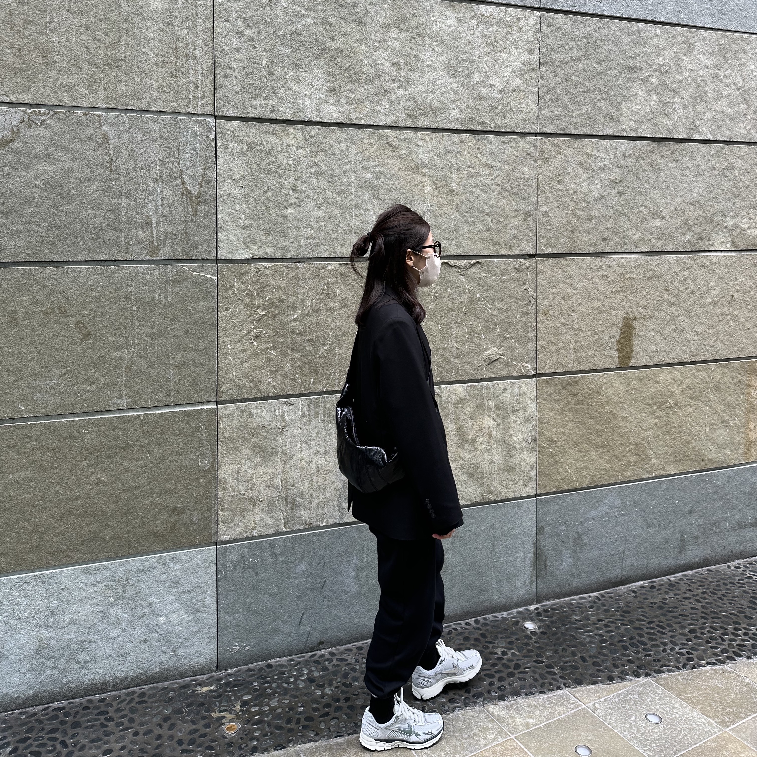 (W) Nike Zoom Vomero 5 Photon Dust and Metallic Silver, Lemaire Small Croissant Bag Coated Cotton Black 착용 스타일 - 2