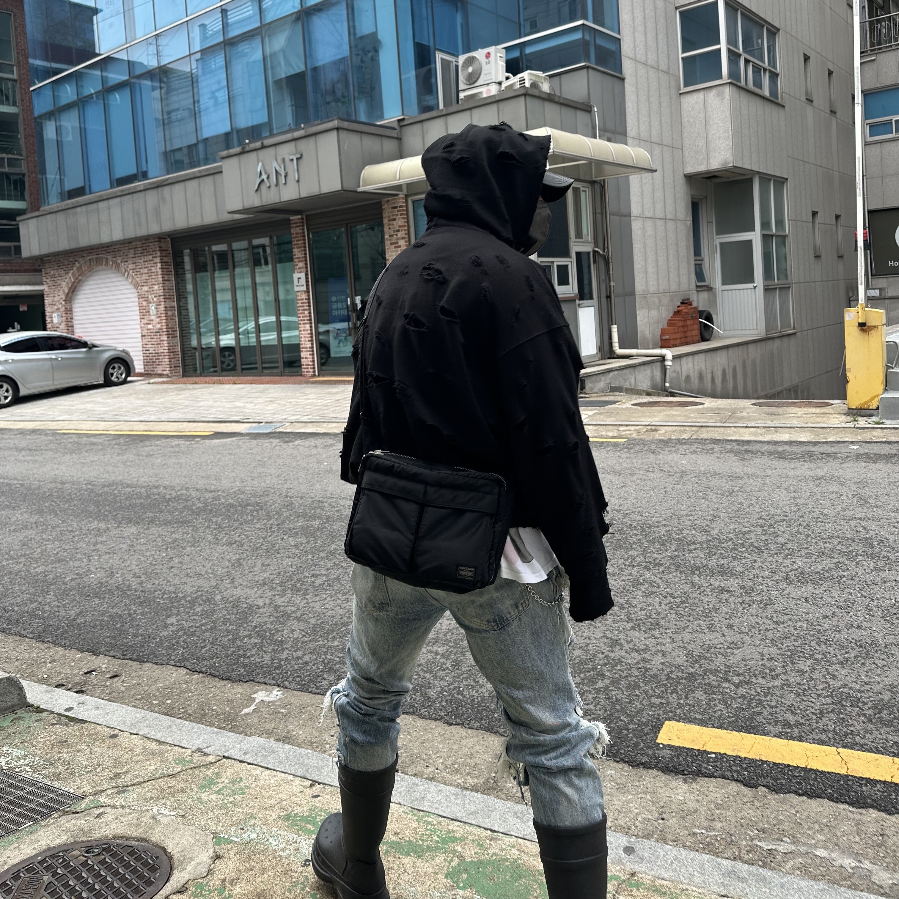 Gentle Monster x Maison Margiela MM003 White Black, Balenciaga x Crocs Rubber Boot Black 착용 스타일 - 2