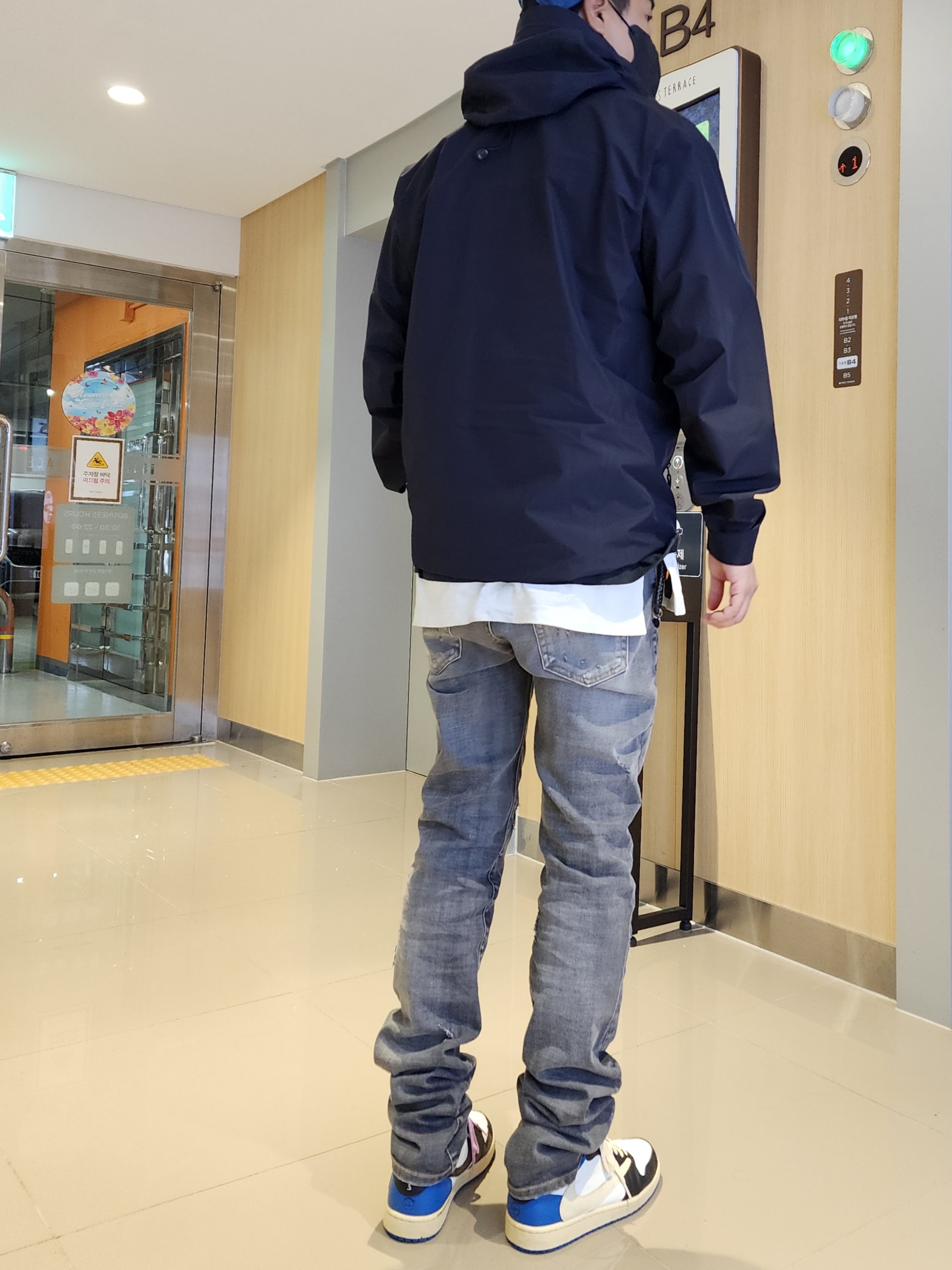 Arc'teryx Beta LT Jacket Black, Undermycar Legion.03 Slim Fit Blue Stitch Washed Jeans Washed Gray 착용 스타일 - 2