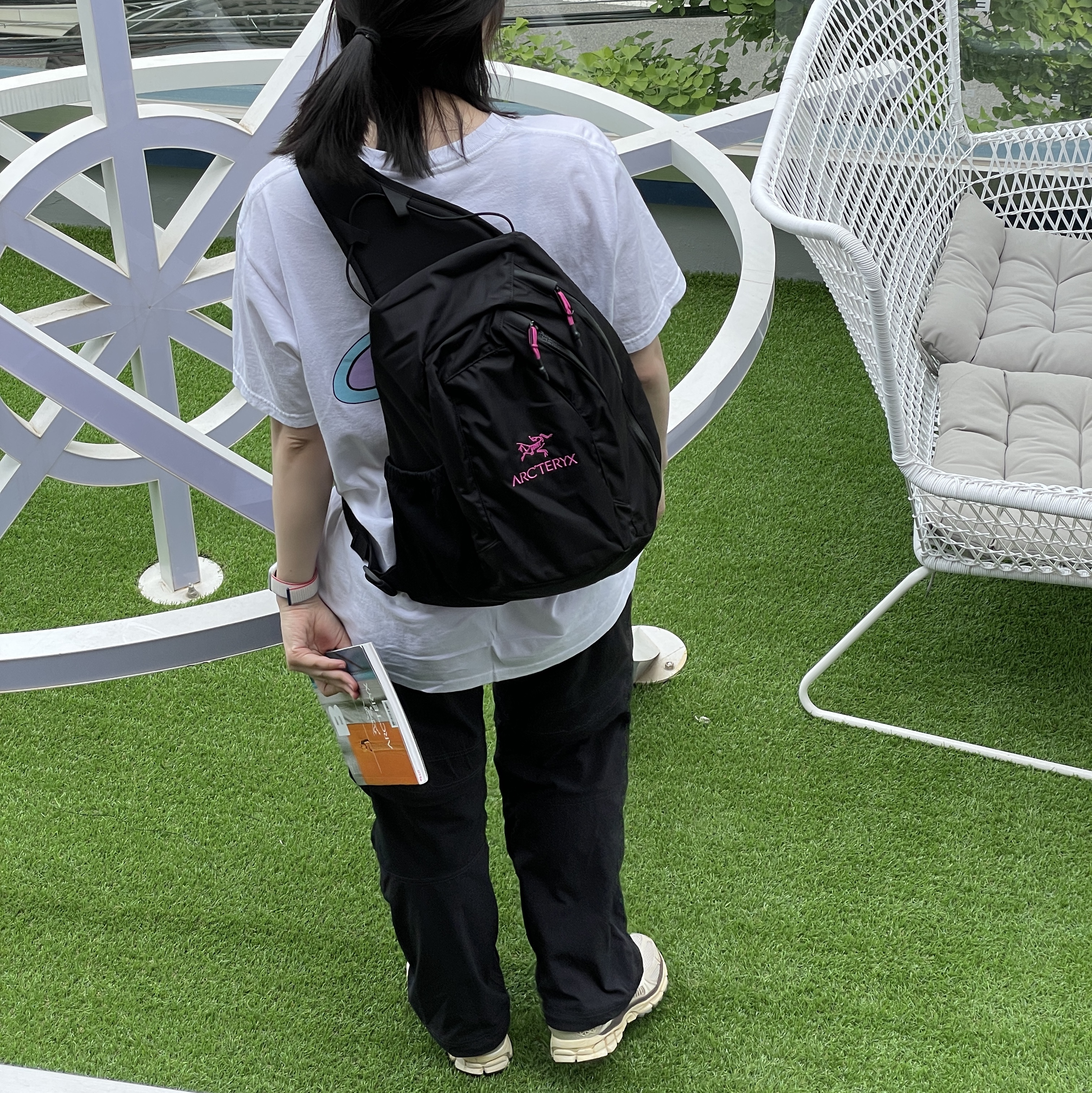 Arc'teryx System A Quiver Crossbody Pack Black Ultra Violet, Stussy Flower T-Shirt White 착용 스타일