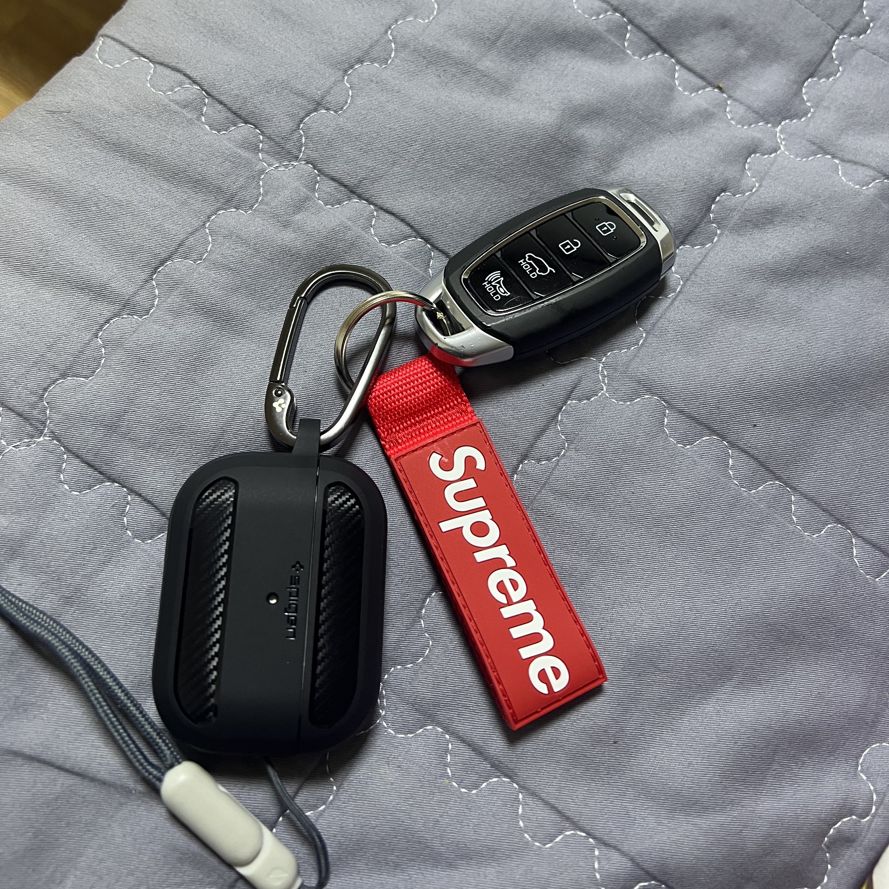 Supreme Webbing Keychain Red - 23SS 착용 스타일
