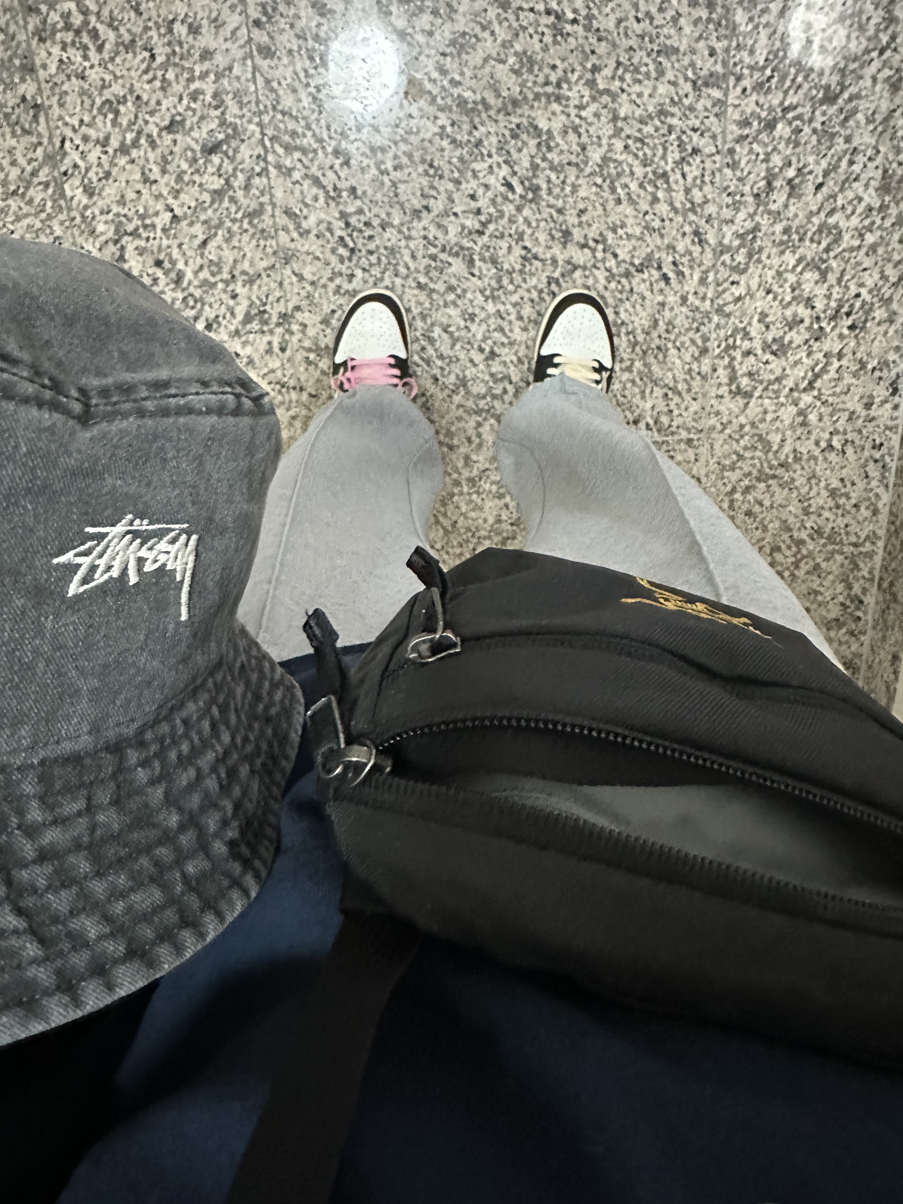 Stussy Washed Stock Bucket Hat Charcoal, Arc'teryx Mantis 1 Waistpack Black 착용 스타일
