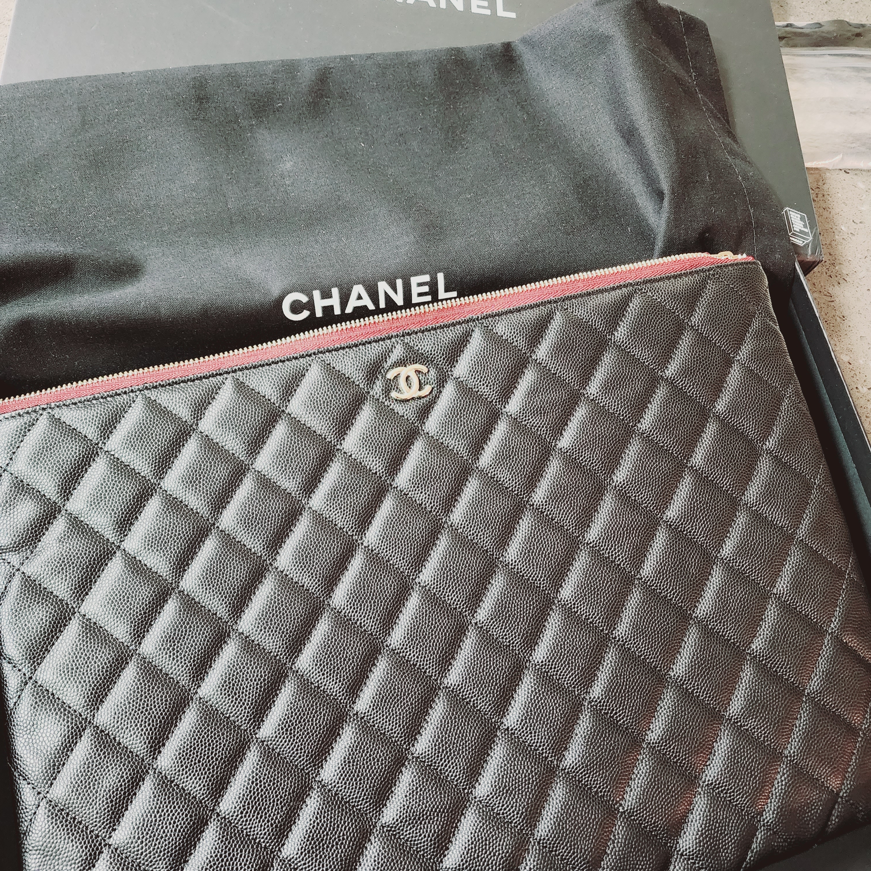 Chanel Large Classic Pouch Grained Calfskin & Gold Black 착용 스타일
