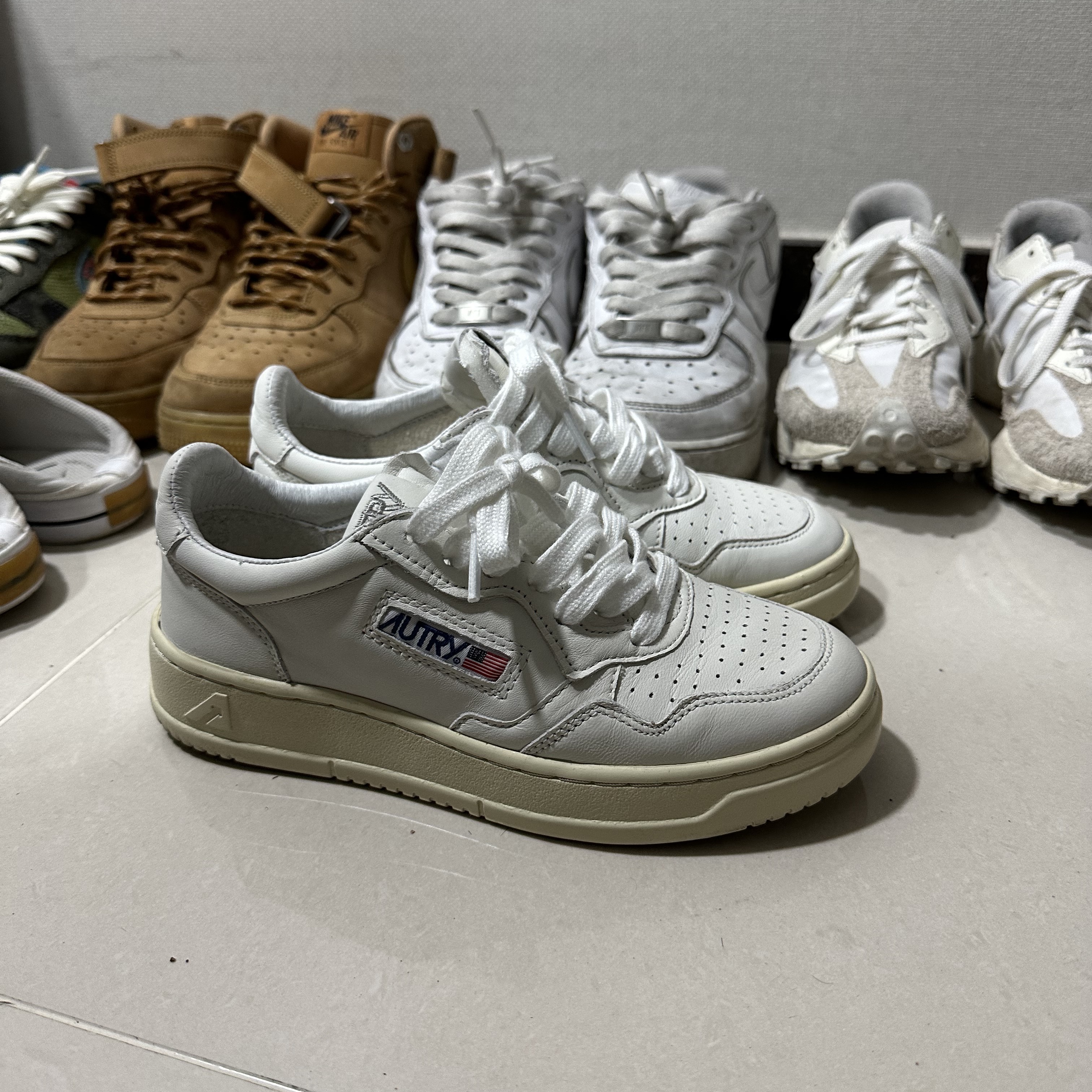 (W) Autry Medalist Low Goatskin Sneakers White 착용 스타일