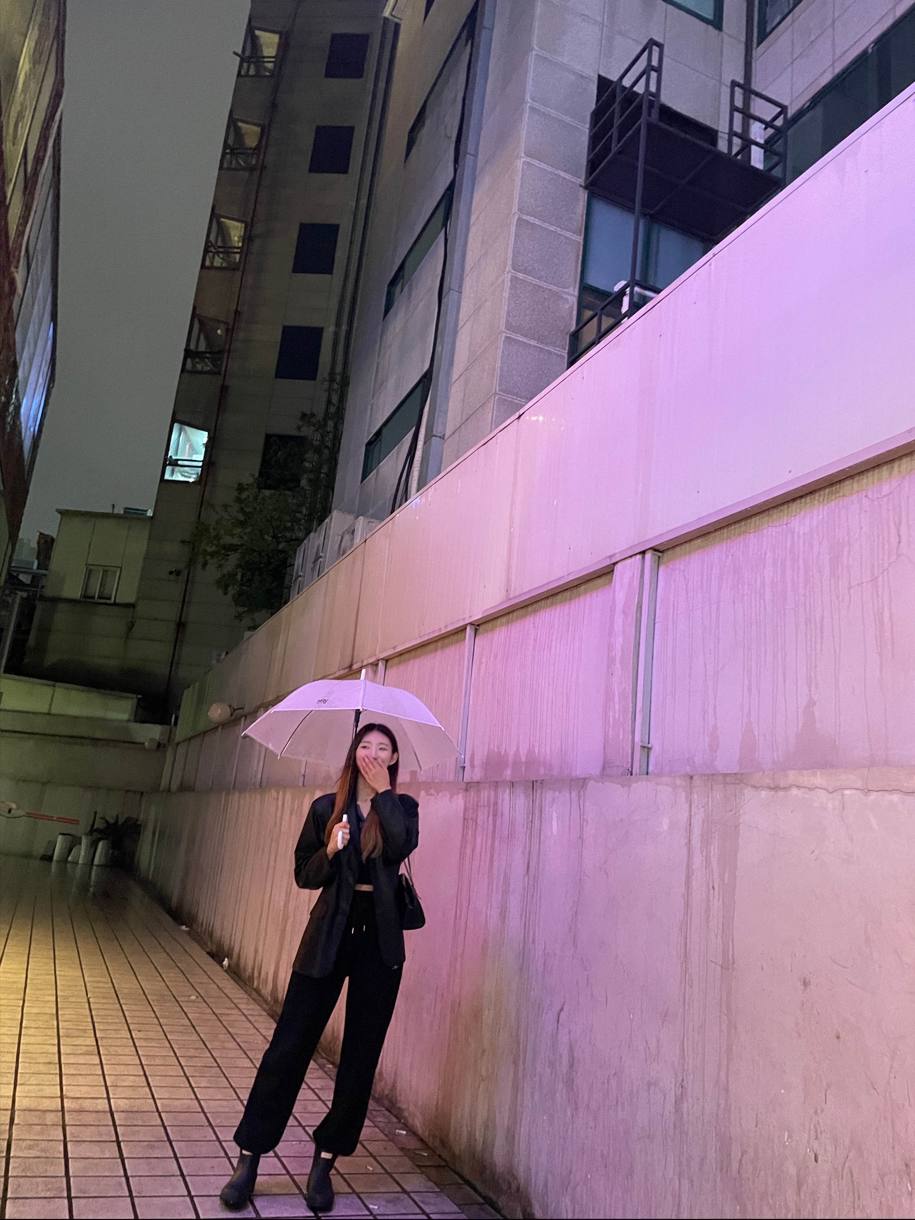 (W) Hunter Play Short Rain Boots Black 착용 스타일 - 1