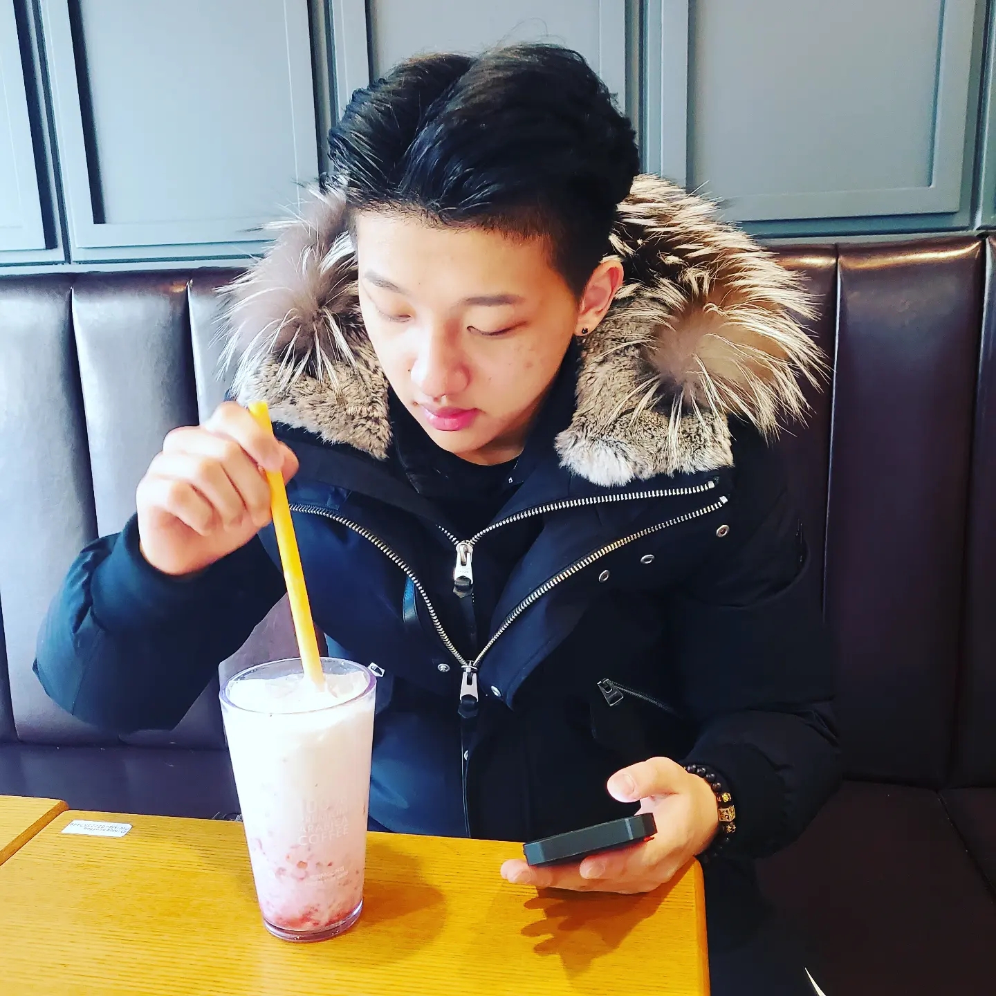 맥카지 딕슨 투인원 노르딕 테크 다운 봄버 실버 폭스 퍼 블랙 실버 착용 스타일 - 1