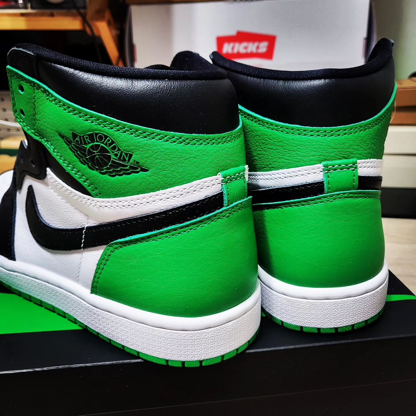 Jordan 1 Retro High OG Black and Lucky Green 착용 스타일 - 1