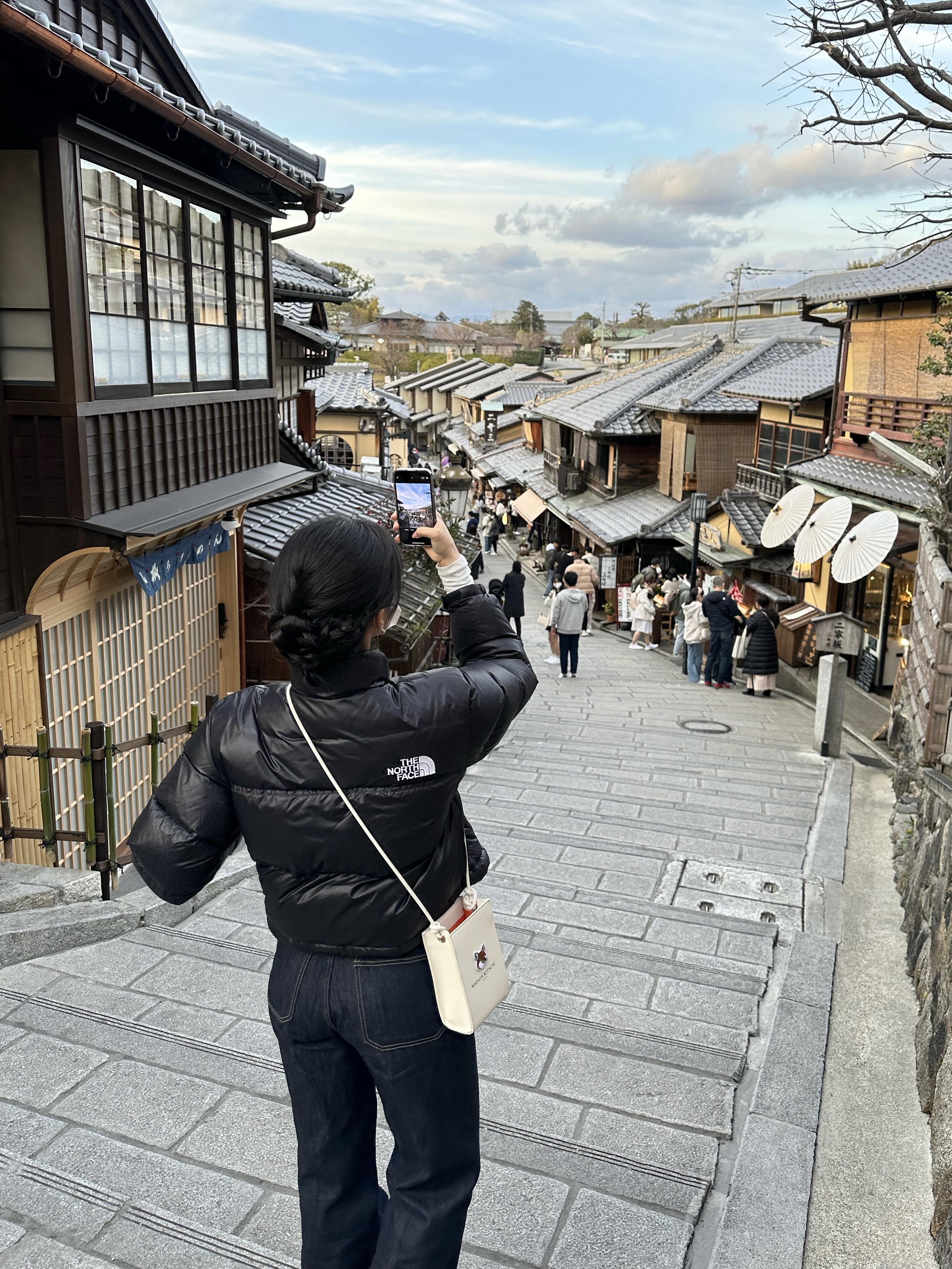 (W) The North Face Nuptse Short Jacket TNF Black, Maison Kitsune x Laneige Crossbody Bag 착용 스타일 - 3