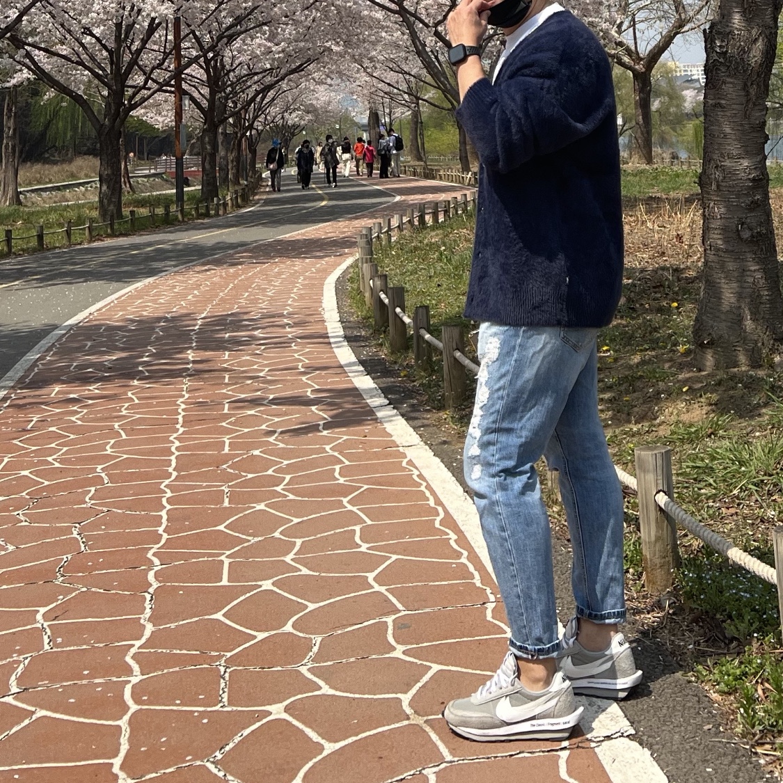 Nike x Sacai x Fragment LDWaffle Light Smoke Grey, Stussy Shaggy Cardigan Deep Navy 착용 스타일