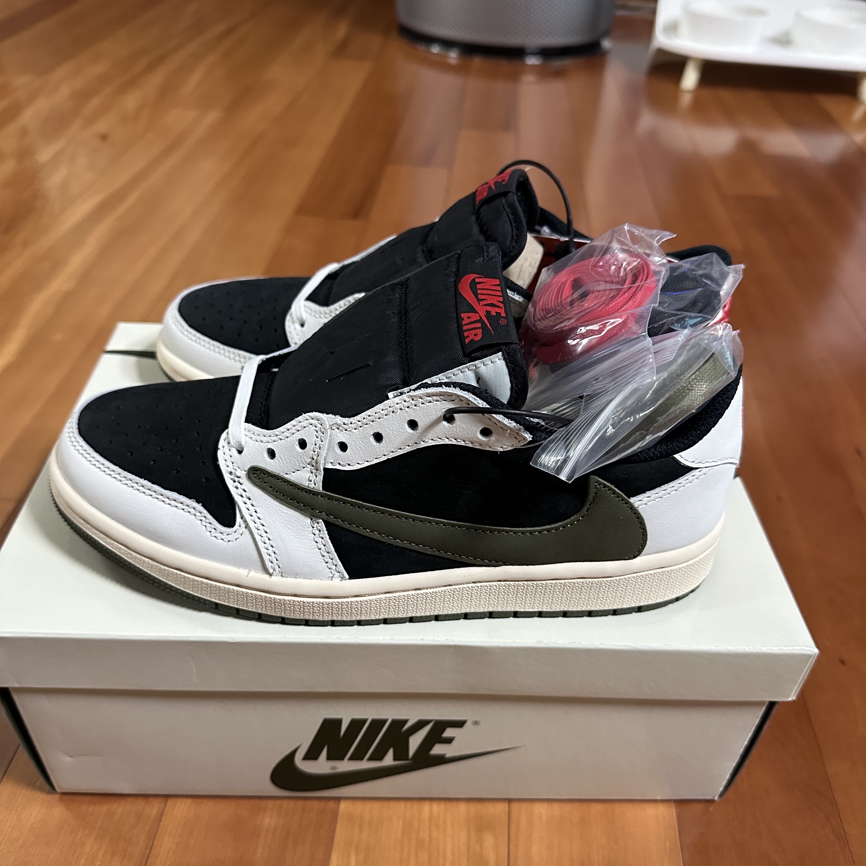 (W) Jordan 1 x Travis Scott Retro Low OG SP Medium Olive 착용 스타일 - 1